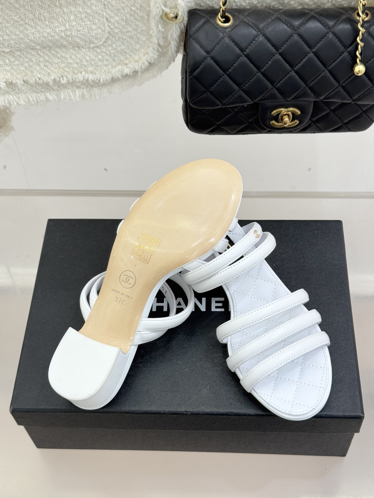 CHANE*｜小香26C早春新品双C细带拖鞋凝萃法式奢雅与早春松弛感以经典标识焕新慵懒格调三种跟高精准适