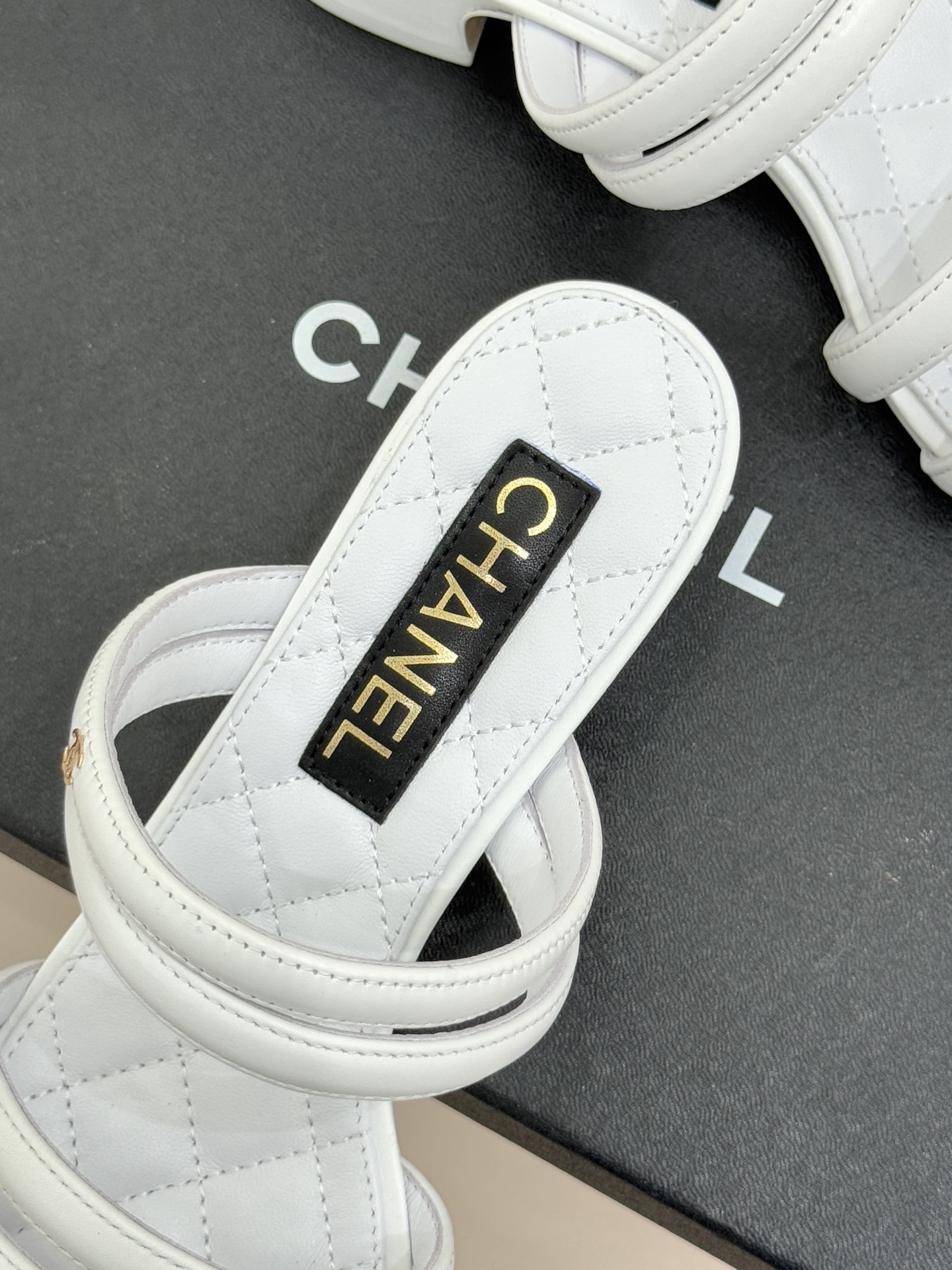 CHANE*｜小香26C早春新品双C细带拖鞋凝萃法式奢雅与早春松弛感以经典标识焕新慵懒格调三种跟高精准适