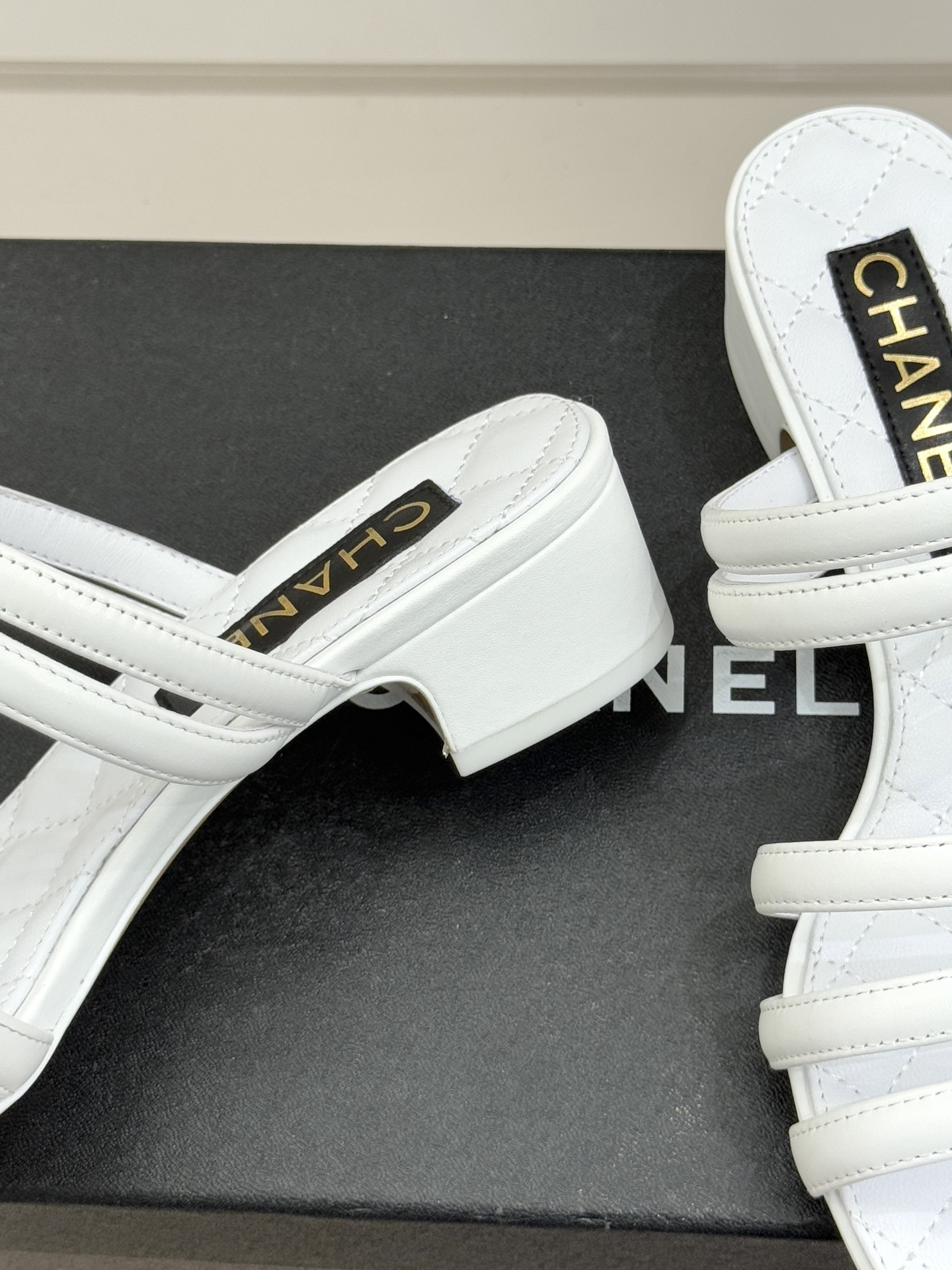 CHANE*｜小香26C早春新品双C细带拖鞋凝萃法式奢雅与早春松弛感以经典标识焕新慵懒格调三种跟高精准适