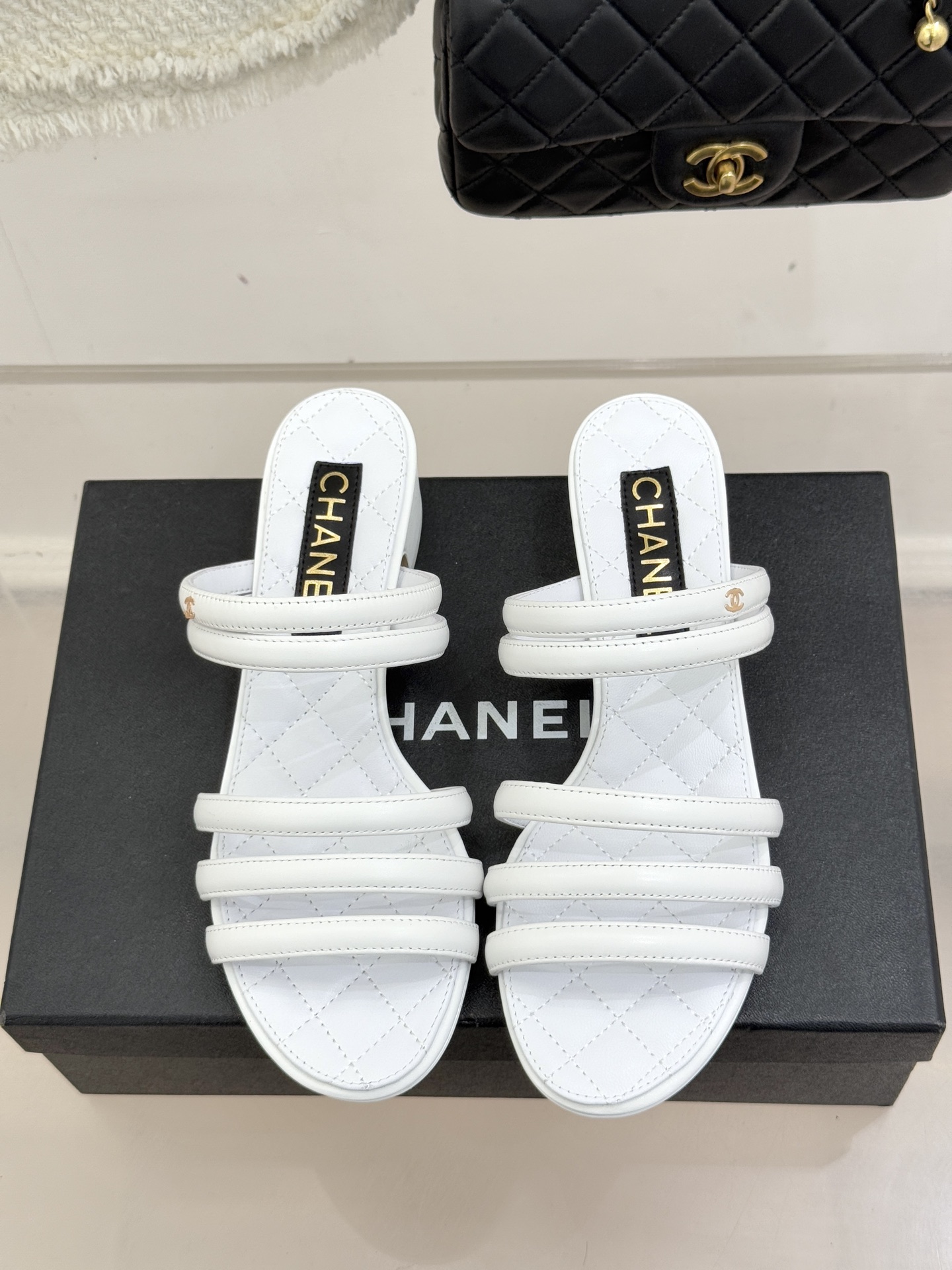 CHANE*｜小香26C早春新品双C细带拖鞋凝萃法式奢雅与早春松弛感以经典标识焕新慵懒格调三种跟高精准适