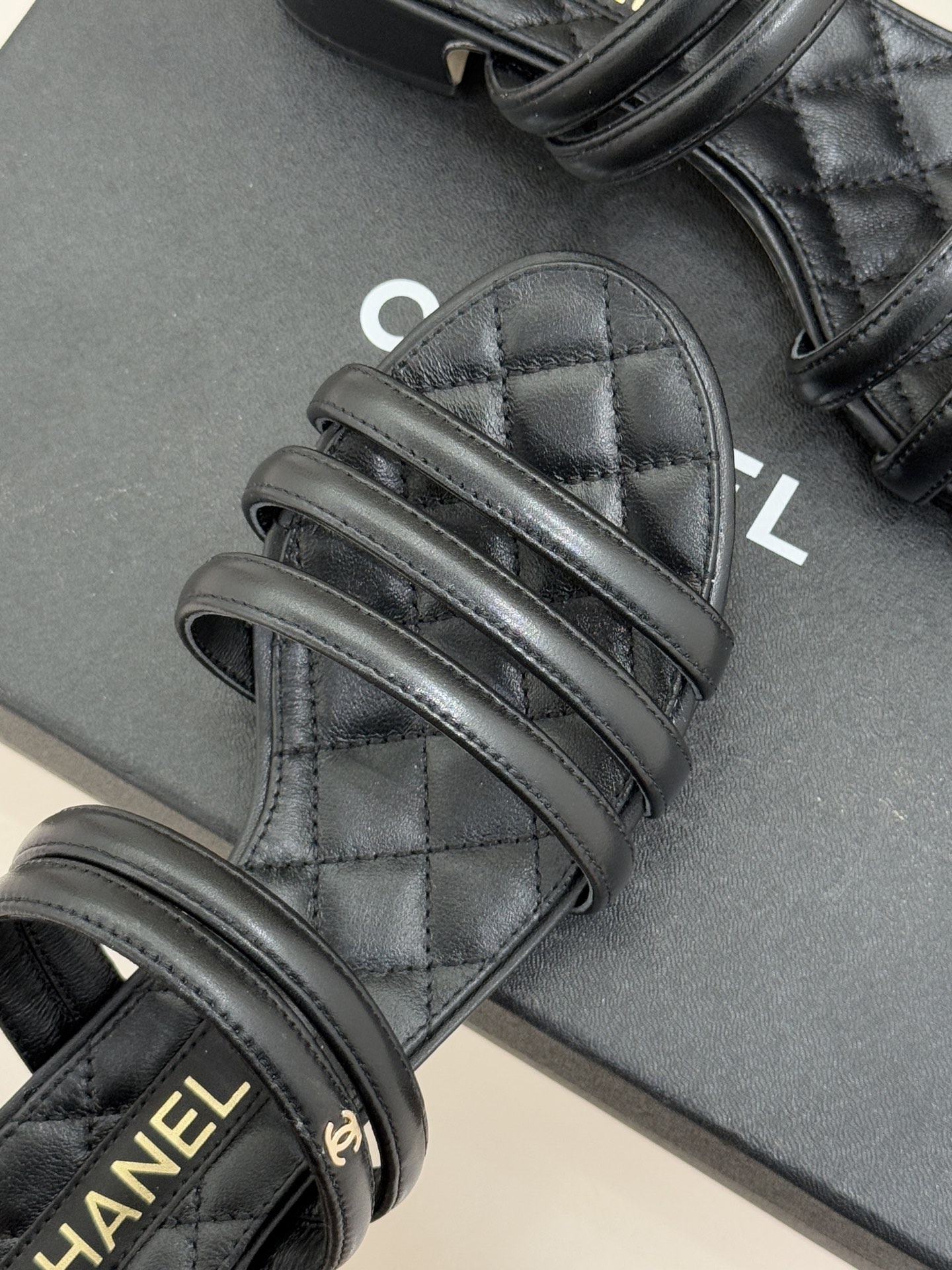 CHANE*｜小香26C早春新品双C细带拖鞋凝萃法式奢雅与早春松弛感以经典标识焕新慵懒格调三种跟高精准适