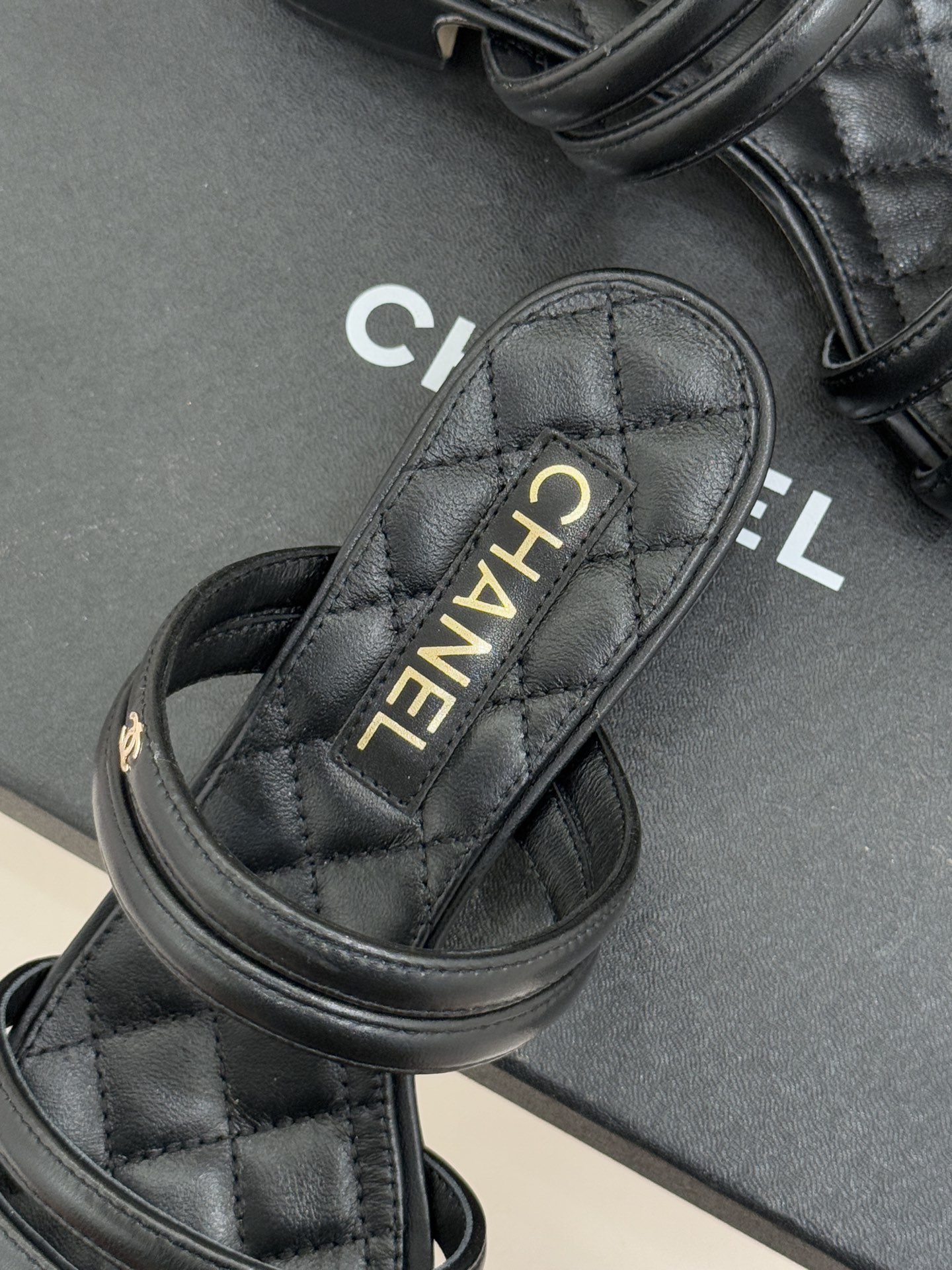 CHANE*｜小香26C早春新品双C细带拖鞋凝萃法式奢雅与早春松弛感以经典标识焕新慵懒格调三种跟高精准适