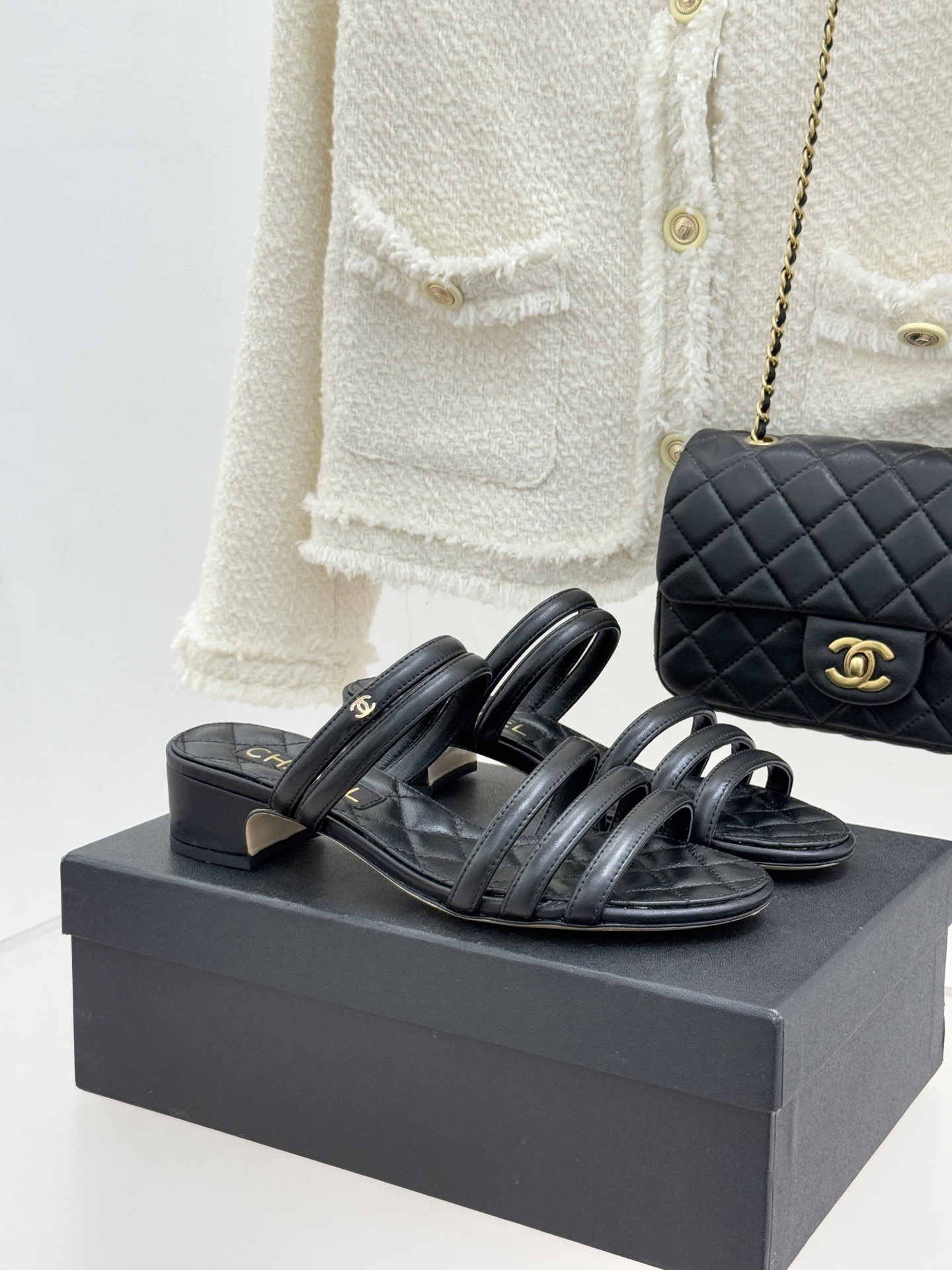 CHANE*｜小香26C早春新品双C细带拖鞋凝萃法式奢雅与早春松弛感以经典标识焕新慵懒格调三种跟高精准适