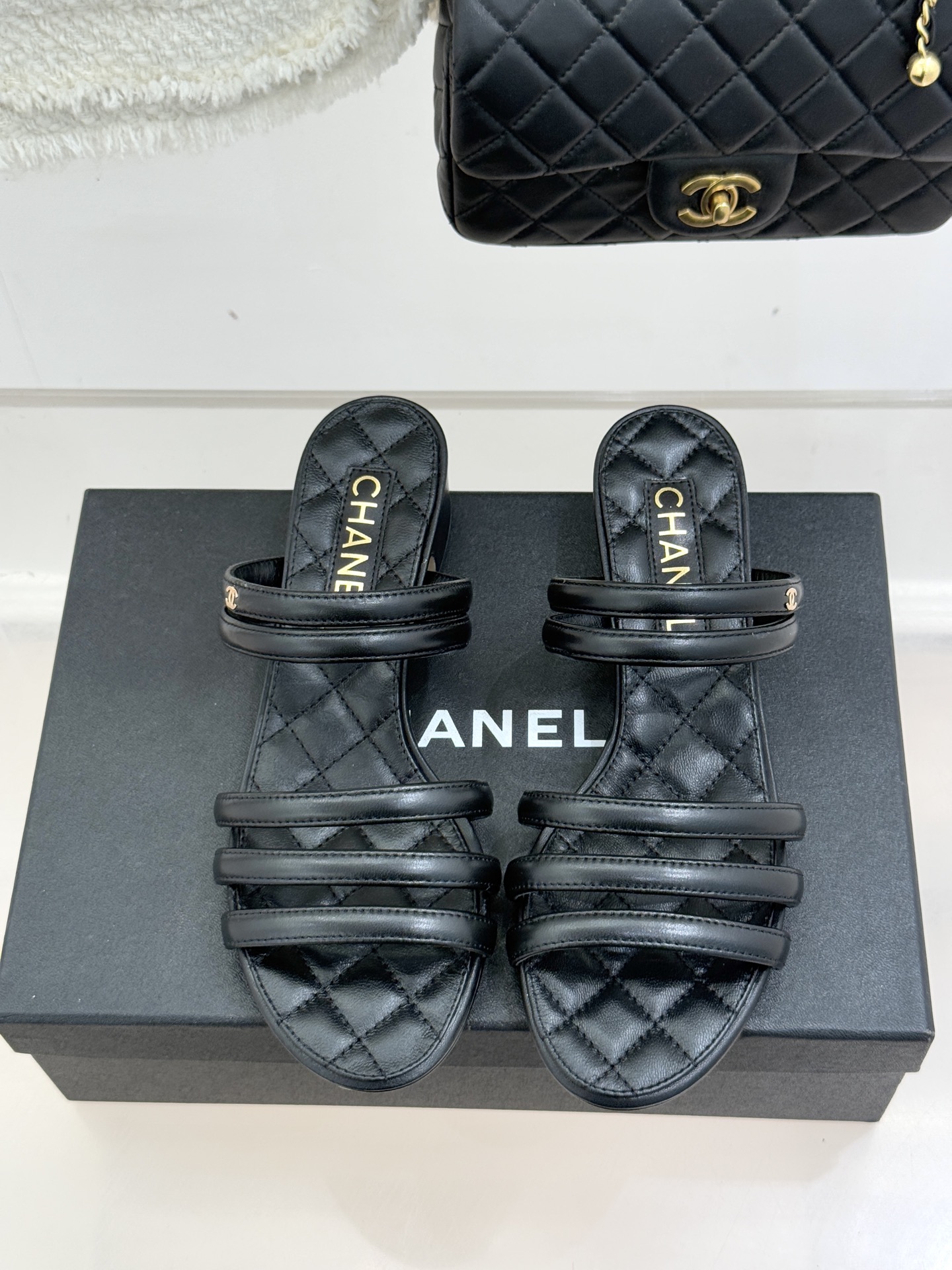 CHANE*｜小香26C早春新品双C细带拖鞋凝萃法式奢雅与早春松弛感以经典标识焕新慵懒格调三种跟高精准适