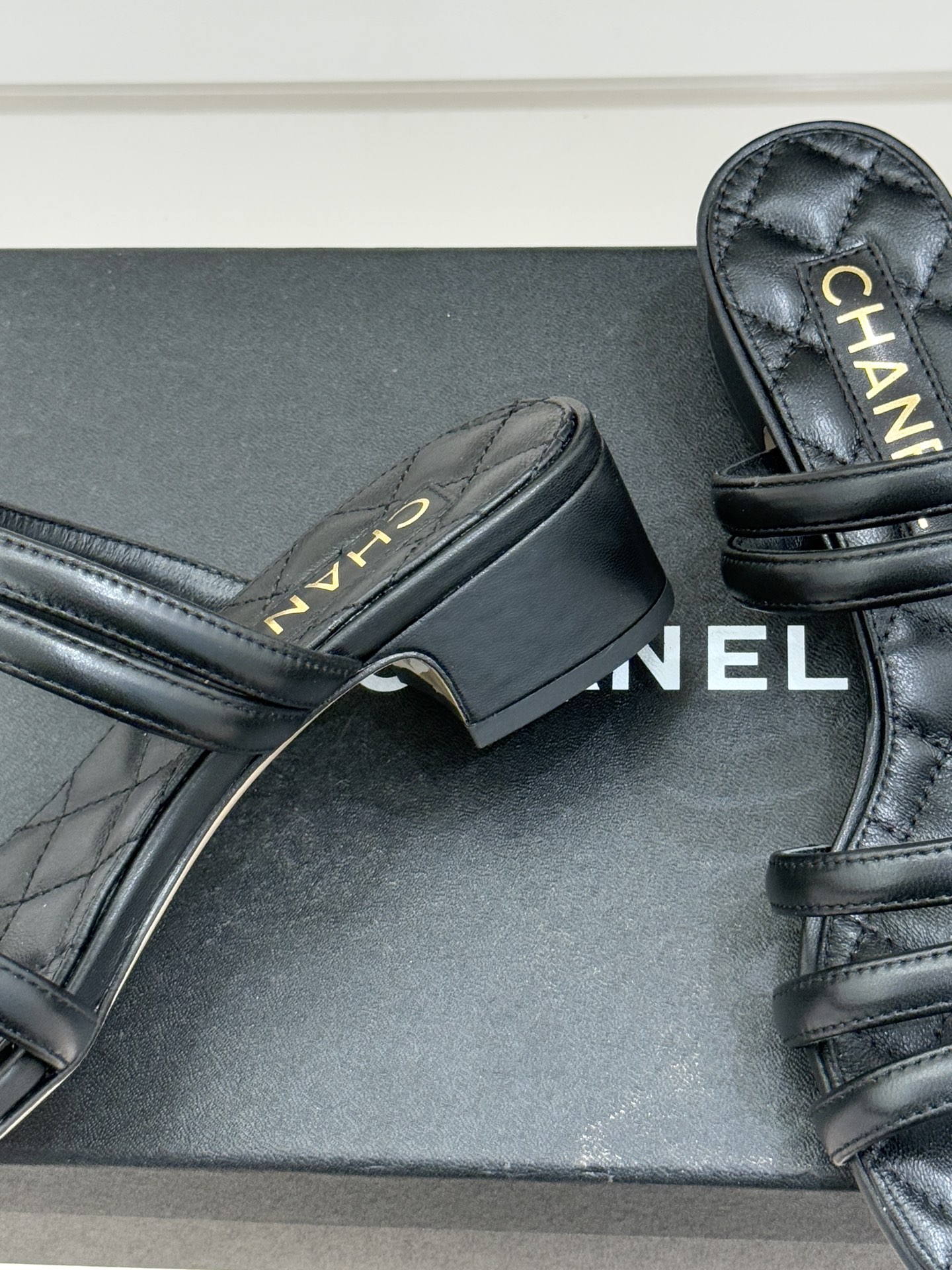 CHANE*｜小香26C早春新品双C细带拖鞋凝萃法式奢雅与早春松弛感以经典标识焕新慵懒格调三种跟高精准适