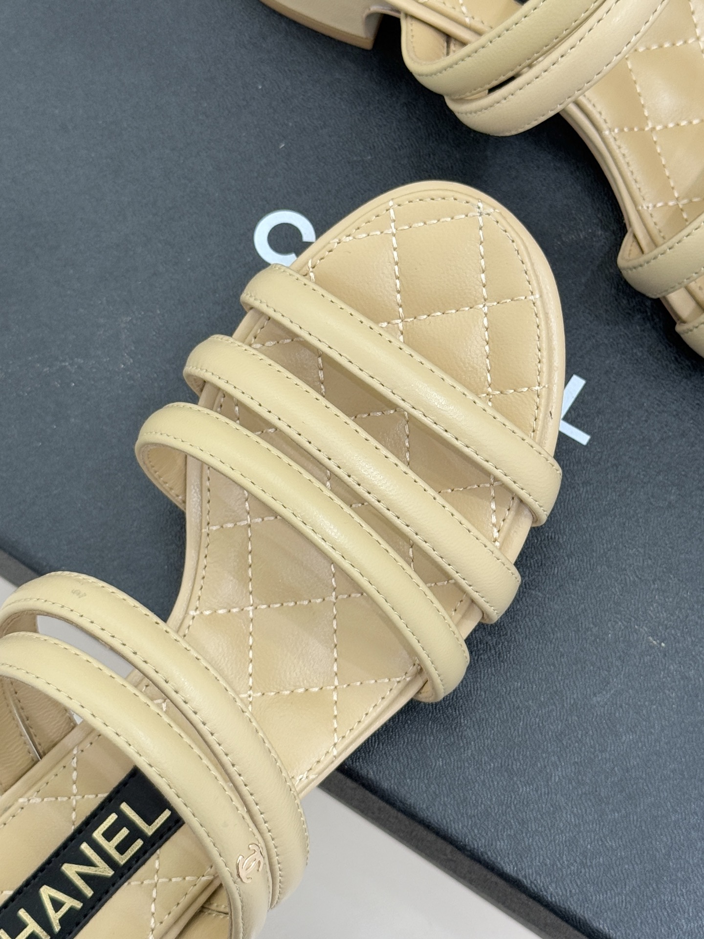 CHANE*｜小香26C早春新品双C细带拖鞋凝萃法式奢雅与早春松弛感以经典标识焕新慵懒格调三种跟高精准适