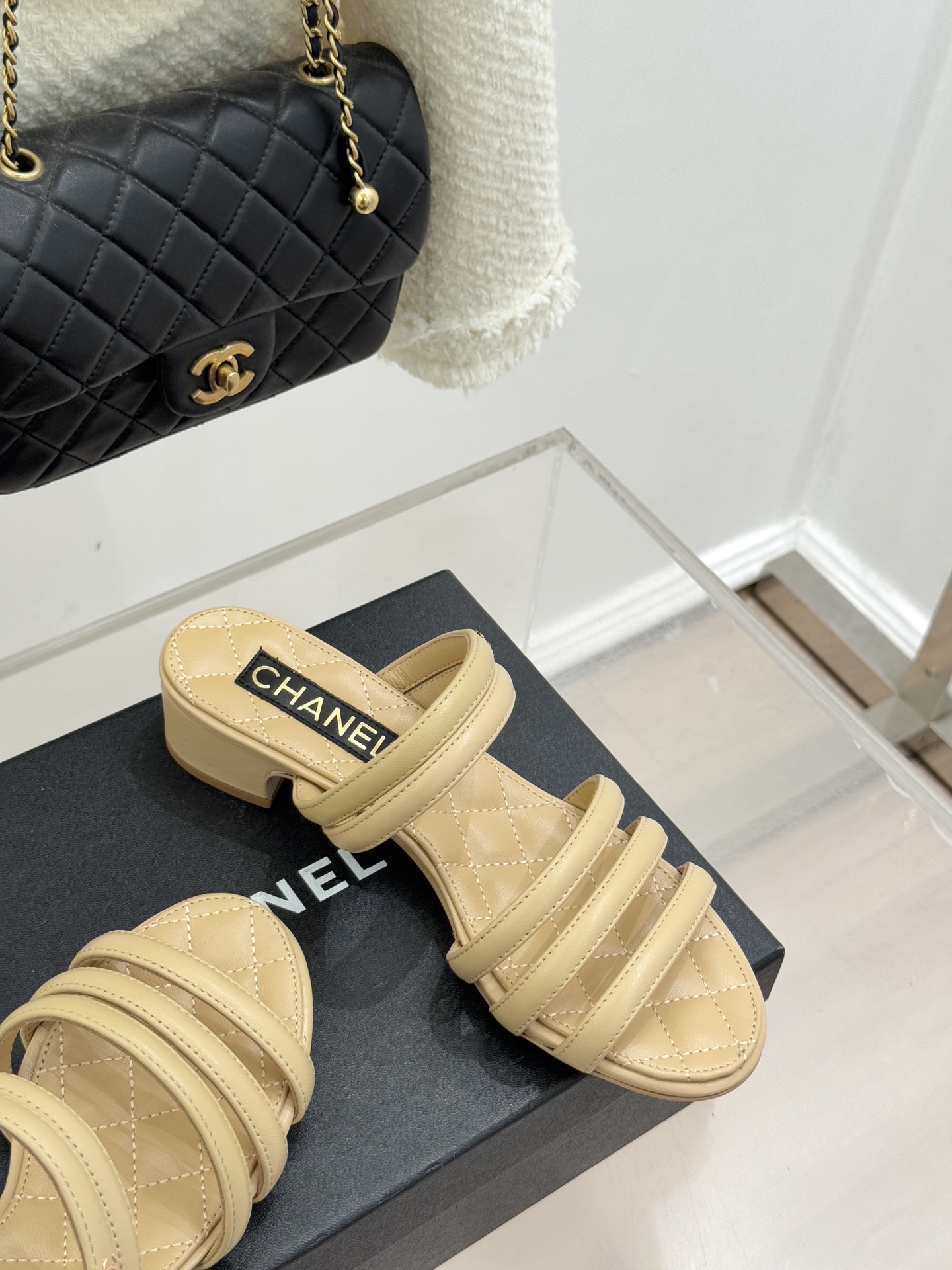 CHANE*｜小香26C早春新品双C细带拖鞋凝萃法式奢雅与早春松弛感以经典标识焕新慵懒格调三种跟高精准适