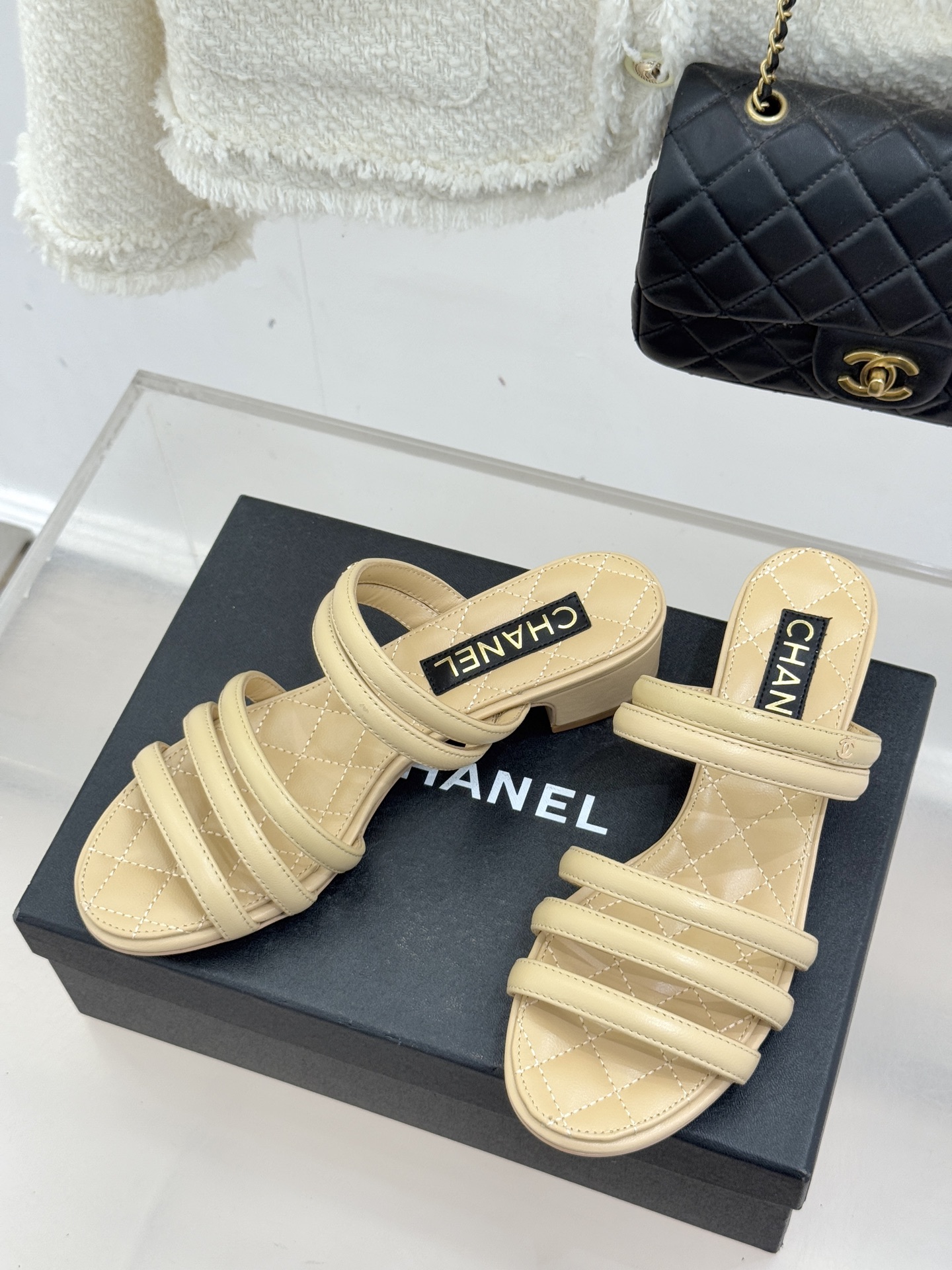 CHANE*｜小香26C早春新品双C细带拖鞋凝萃法式奢雅与早春松弛感以经典标识焕新慵懒格调三种跟高精准适