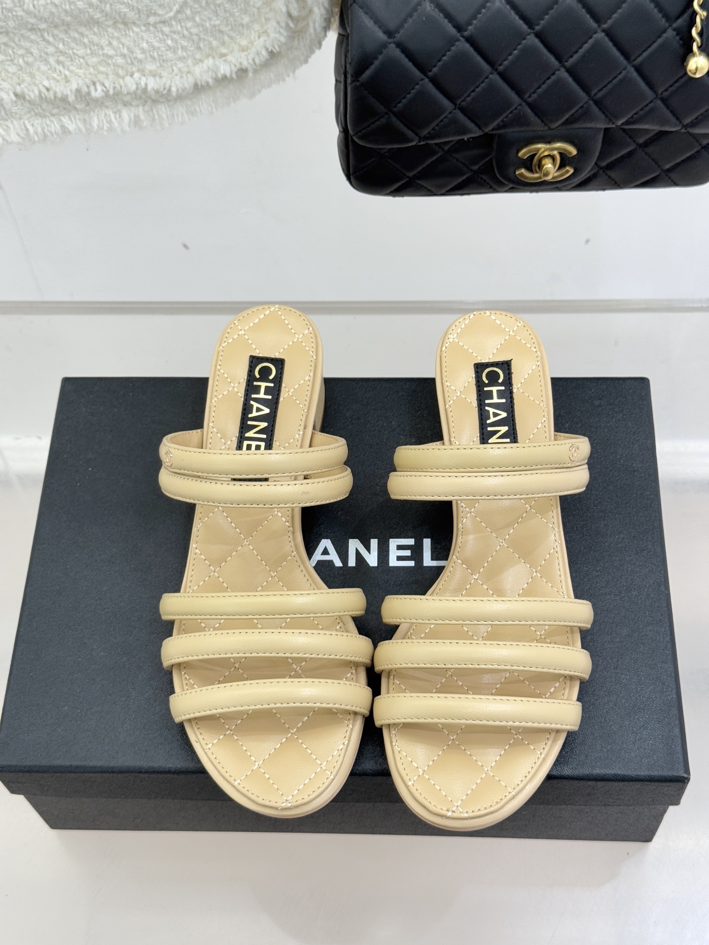 CHANE*｜小香26C早春新品双C细带拖鞋凝萃法式奢雅与早春松弛感以经典标识焕新慵懒格调三种跟高精准适