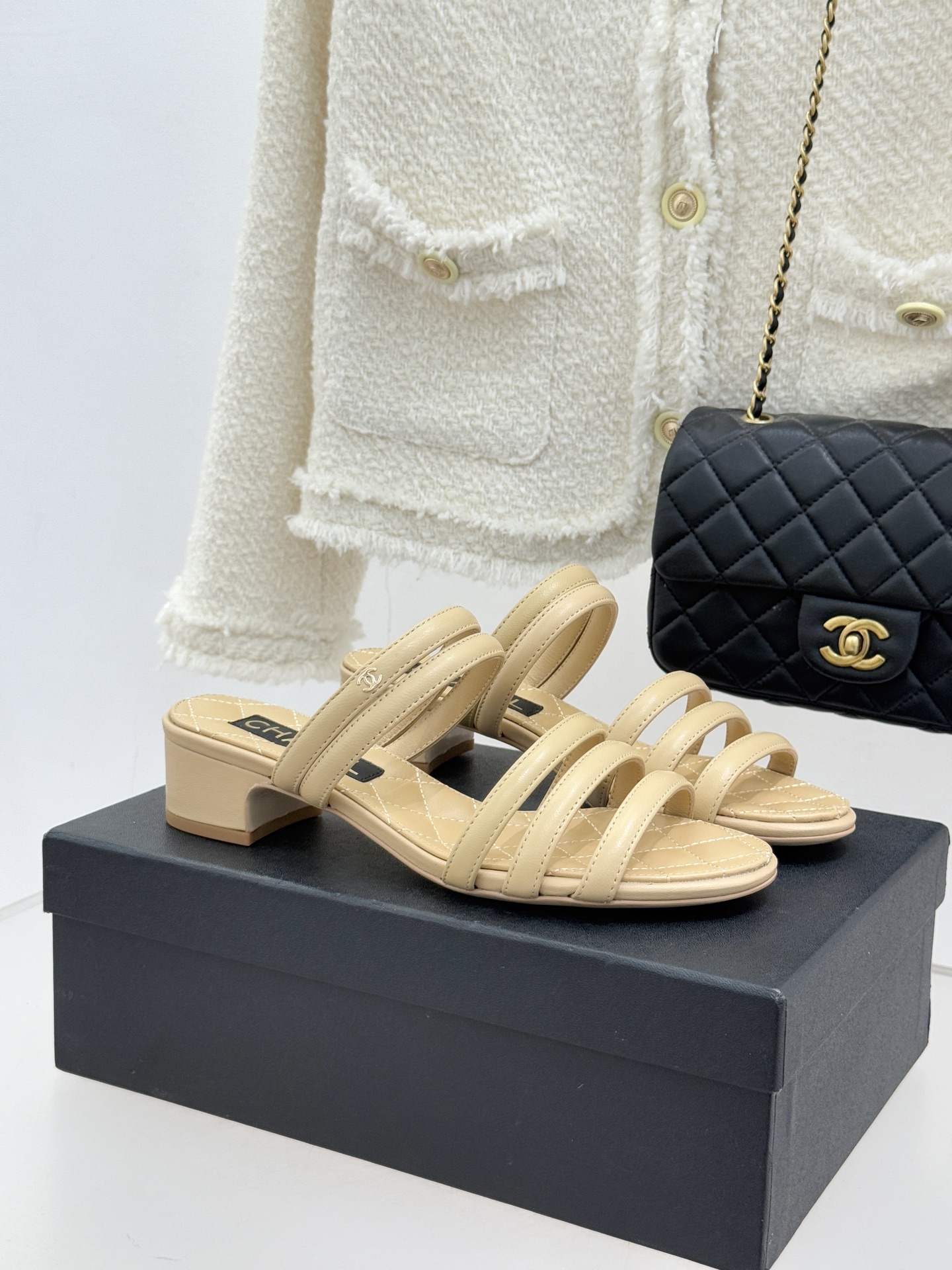 CHANE*｜小香26C早春新品双C细带拖鞋凝萃法式奢雅与早春松弛感以经典标识焕新慵懒格调三种跟高精准适