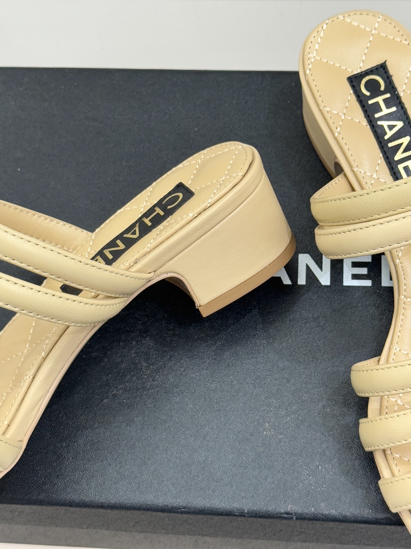 CHANE*｜小香26C早春新品双C细带拖鞋凝萃法式奢雅与早春松弛感以经典标识焕新慵懒格调三种跟高精准适