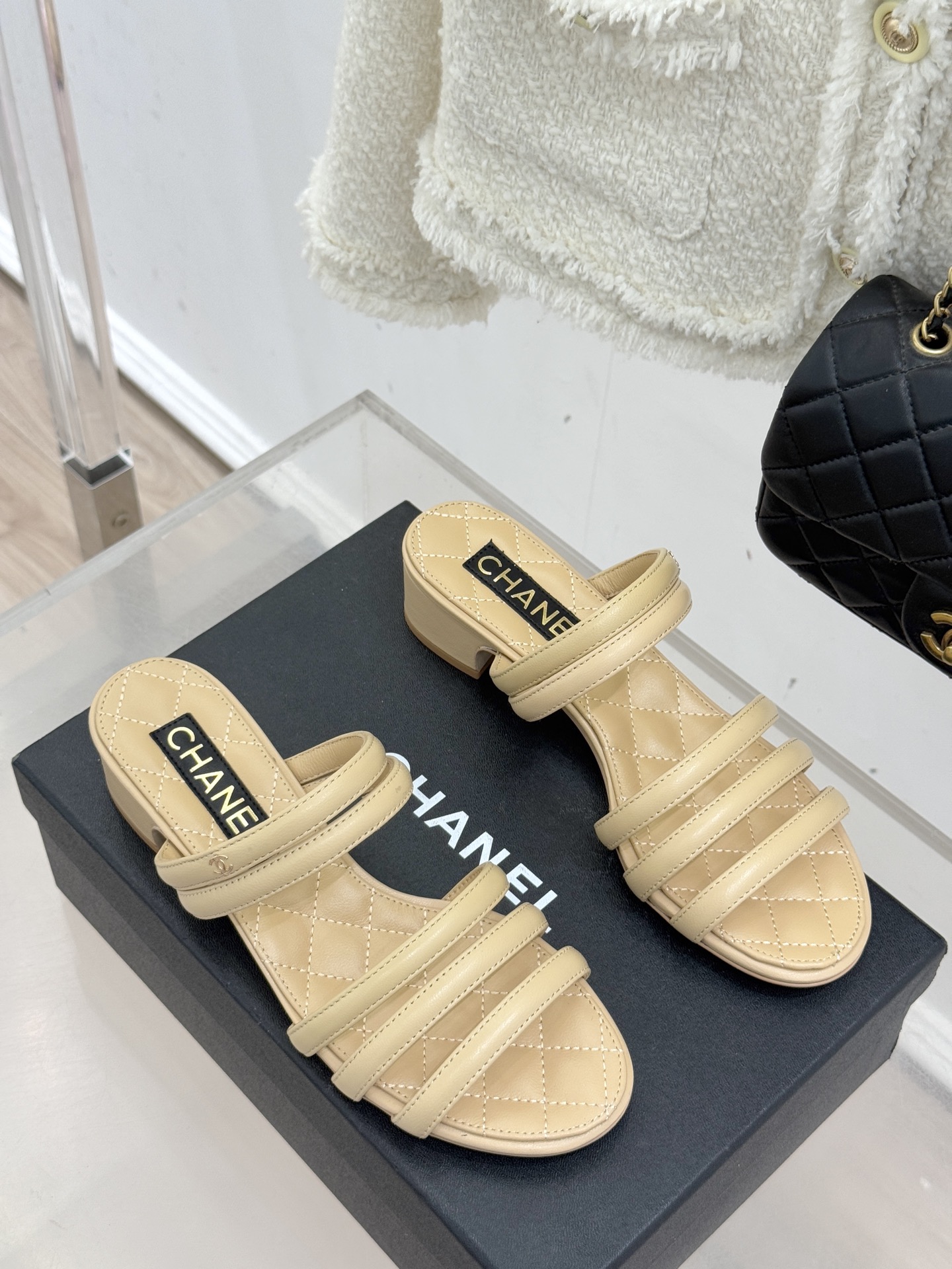 CHANE*｜小香26C早春新品双C细带拖鞋凝萃法式奢雅与早春松弛感以经典标识焕新慵懒格调三种跟高精准适