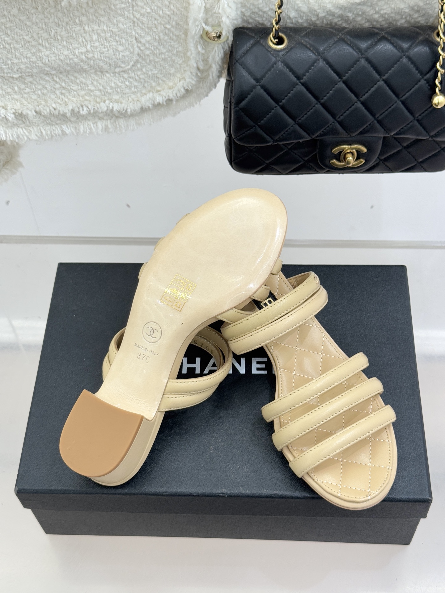 CHANE*｜小香26C早春新品双C细带拖鞋凝萃法式奢雅与早春松弛感以经典标识焕新慵懒格调三种跟高精准适