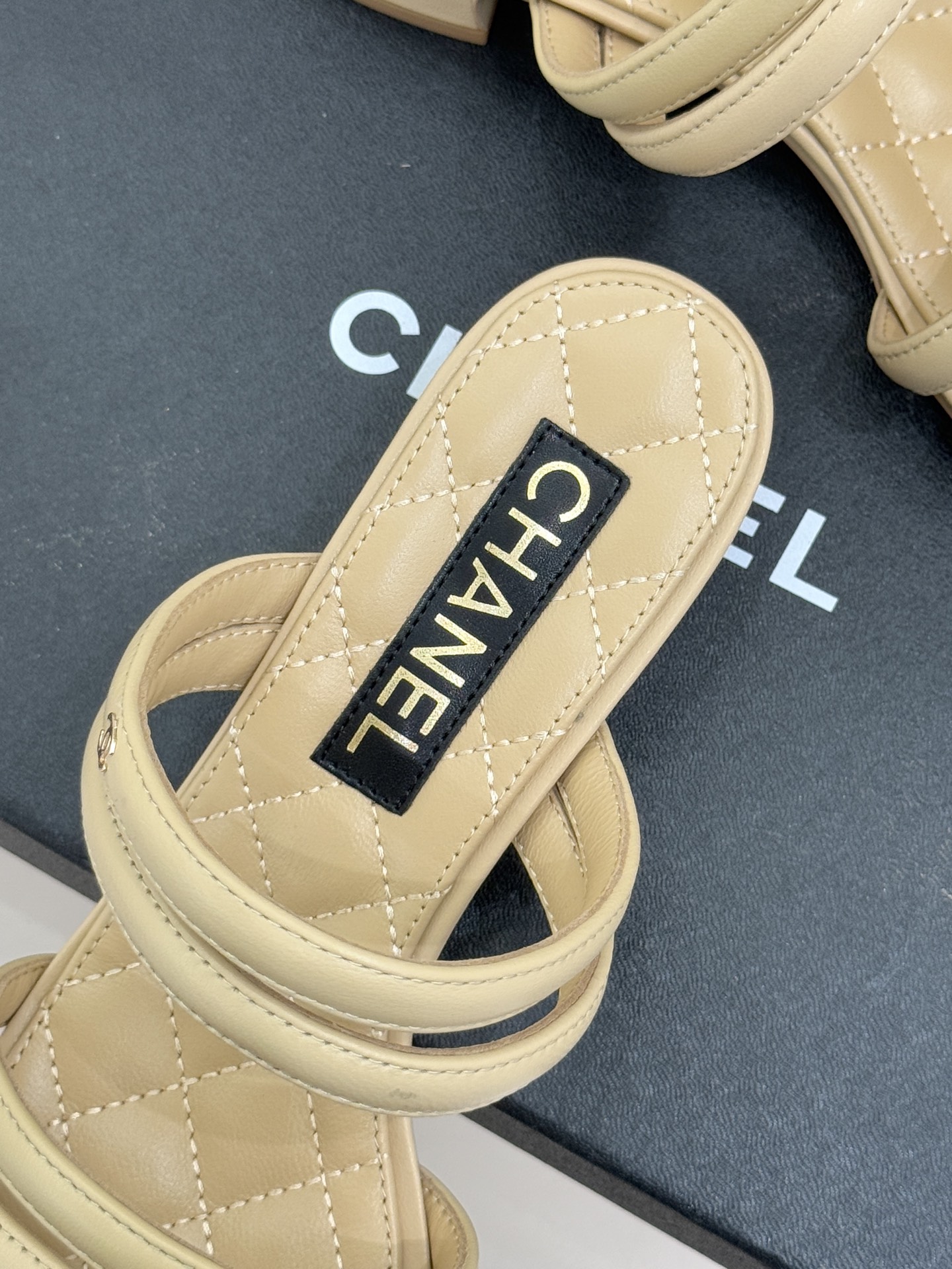 CHANE*｜小香26C早春新品双C细带拖鞋凝萃法式奢雅与早春松弛感以经典标识焕新慵懒格调三种跟高精准适