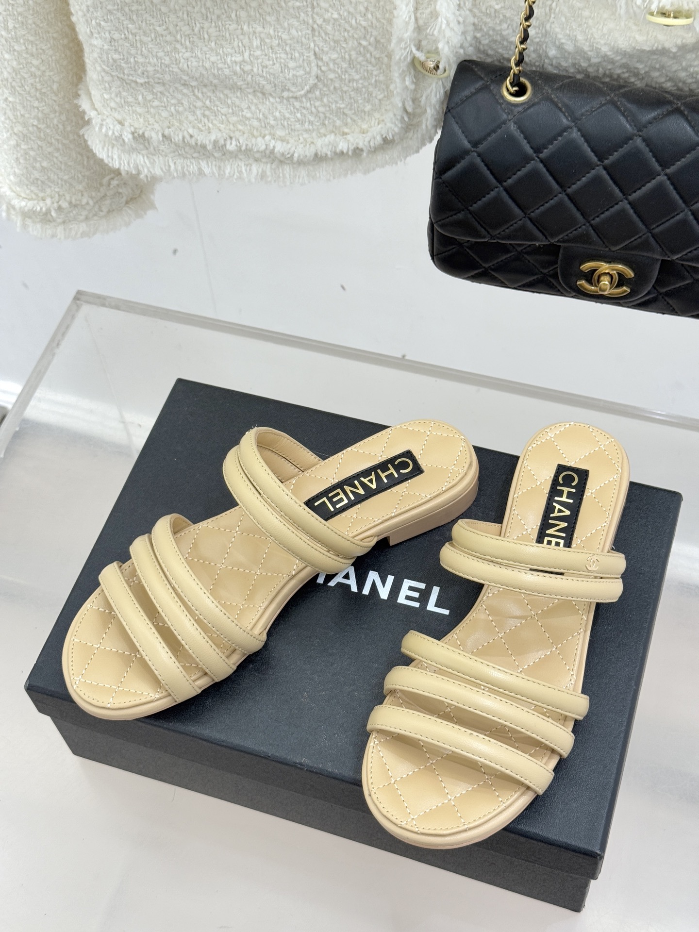 CHANE*｜小香26C早春新品双C细带拖鞋凝萃法式奢雅与早春松弛感以经典标识焕新慵懒格调三种跟高精准适