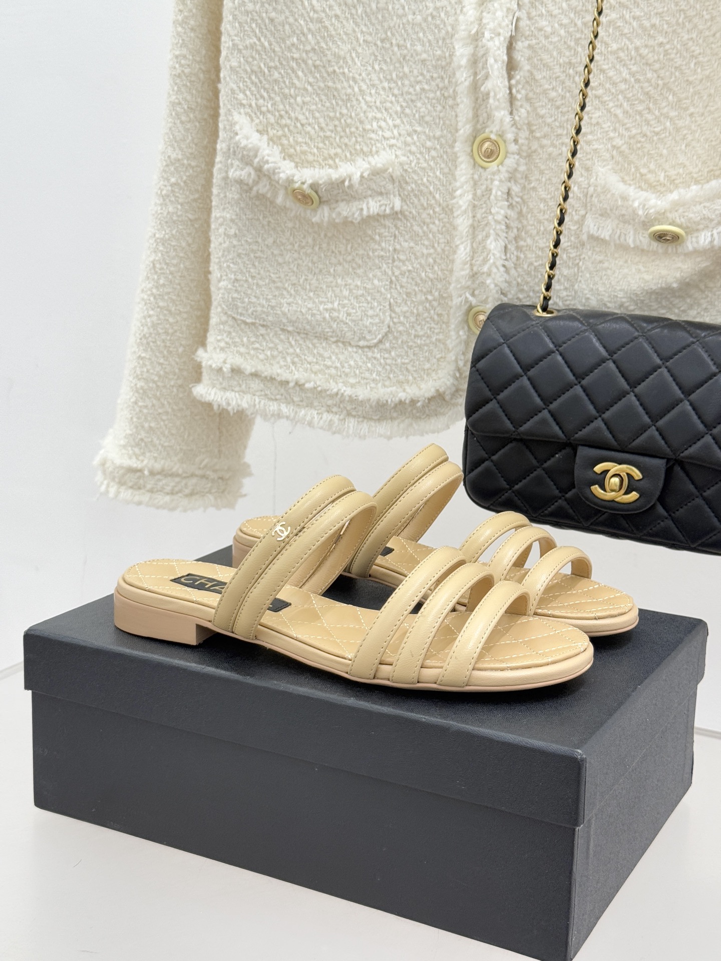 CHANE*｜小香26C早春新品双C细带拖鞋凝萃法式奢雅与早春松弛感以经典标识焕新慵懒格调三种跟高精准适