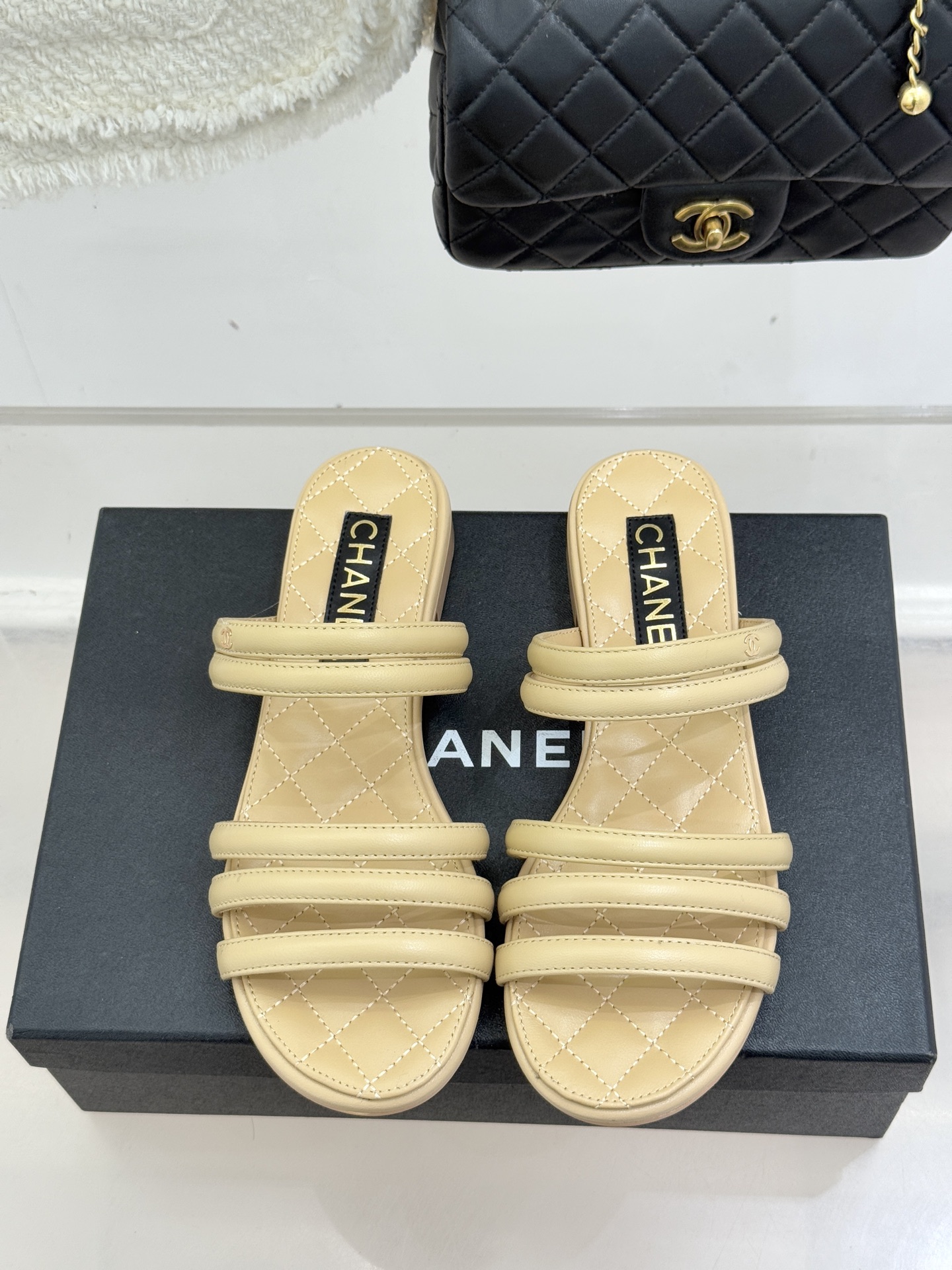 CHANE*｜小香26C早春新品双C细带拖鞋凝萃法式奢雅与早春松弛感以经典标识焕新慵懒格调三种跟高精准适