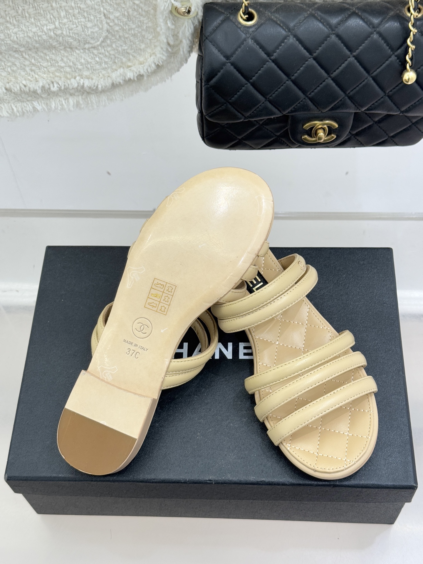 CHANE*｜小香26C早春新品双C细带拖鞋凝萃法式奢雅与早春松弛感以经典标识焕新慵懒格调三种跟高精准适