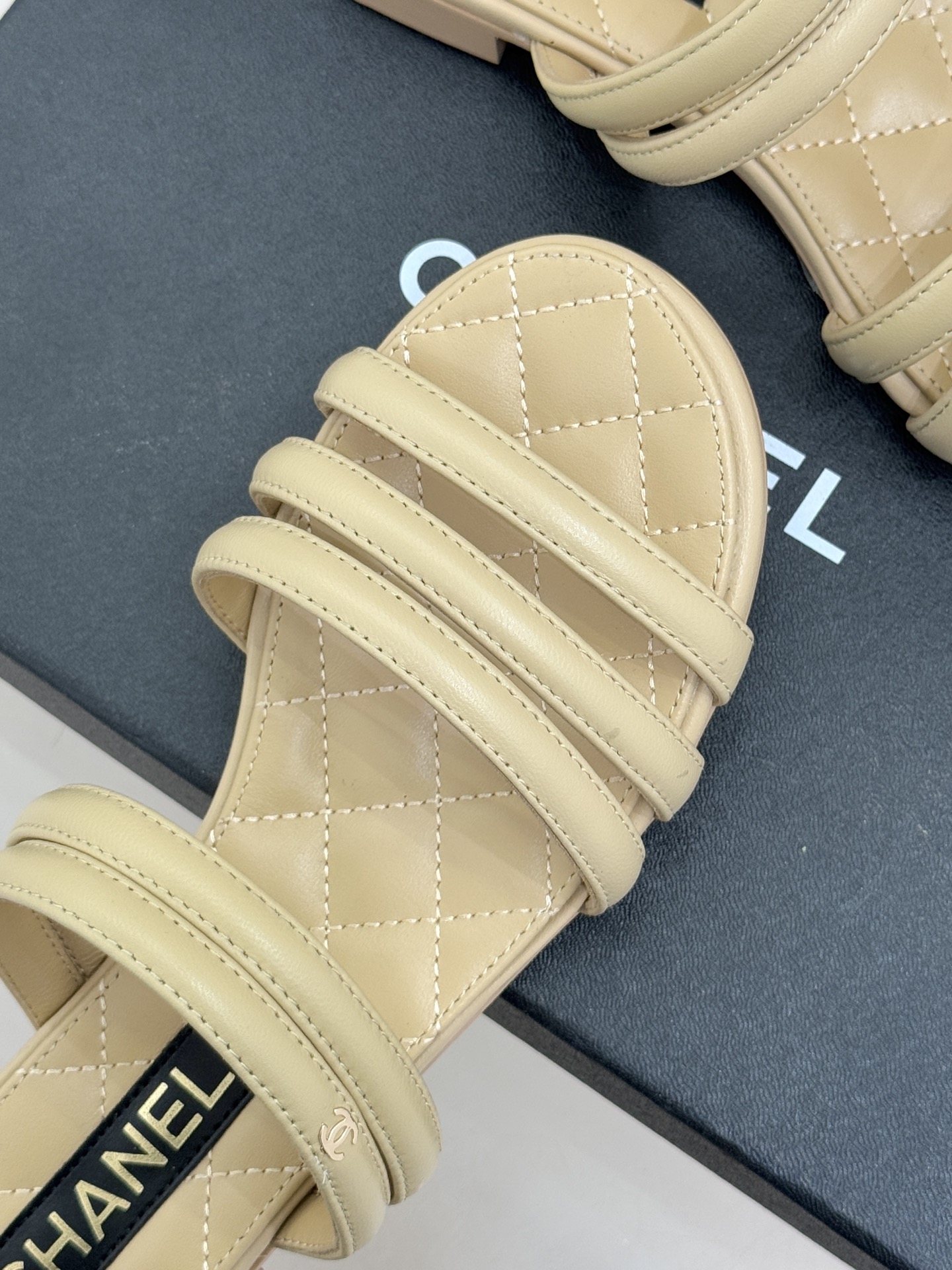 CHANE*｜小香26C早春新品双C细带拖鞋凝萃法式奢雅与早春松弛感以经典标识焕新慵懒格调三种跟高精准适