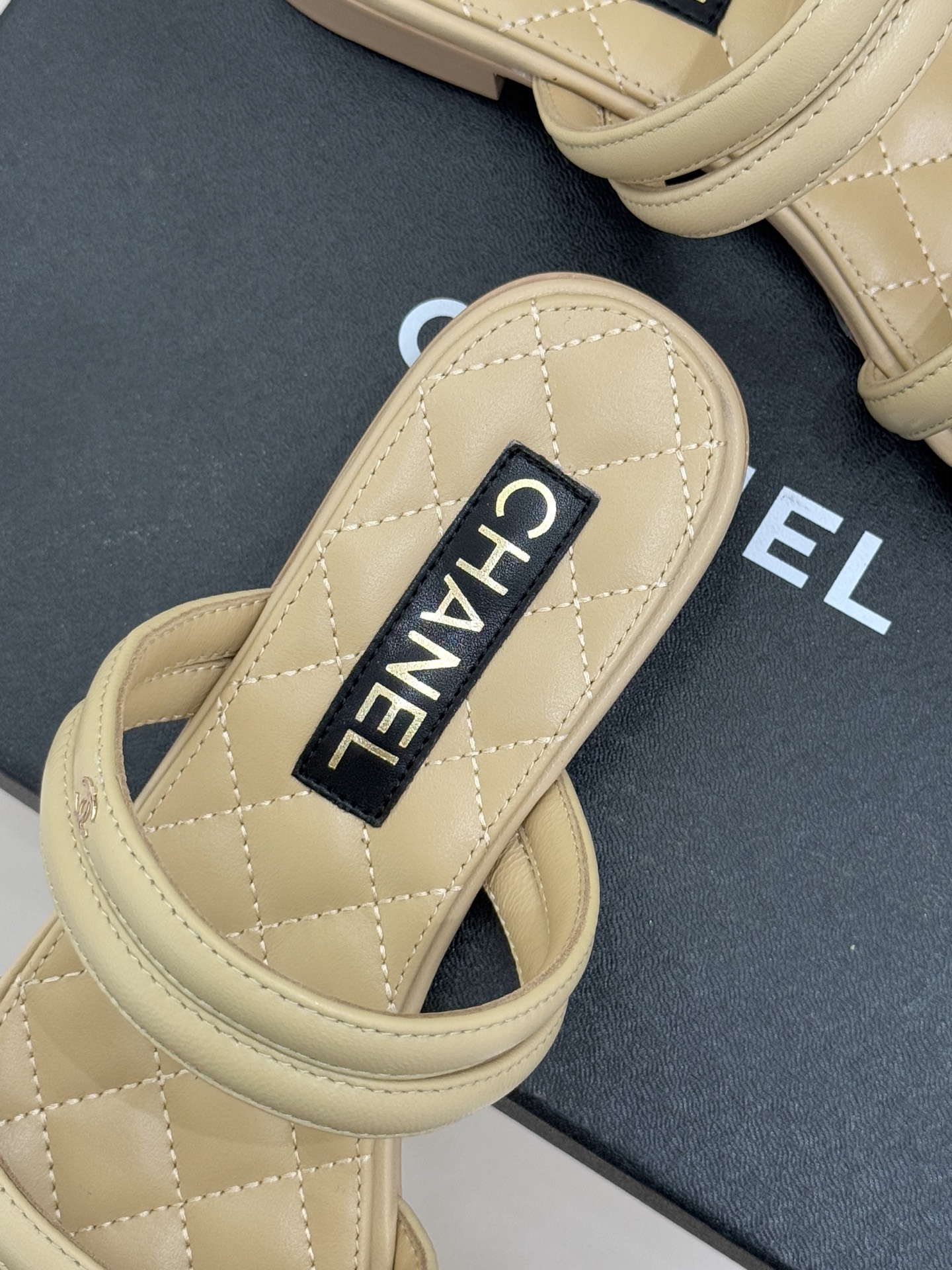 CHANE*｜小香26C早春新品双C细带拖鞋凝萃法式奢雅与早春松弛感以经典标识焕新慵懒格调三种跟高精准适