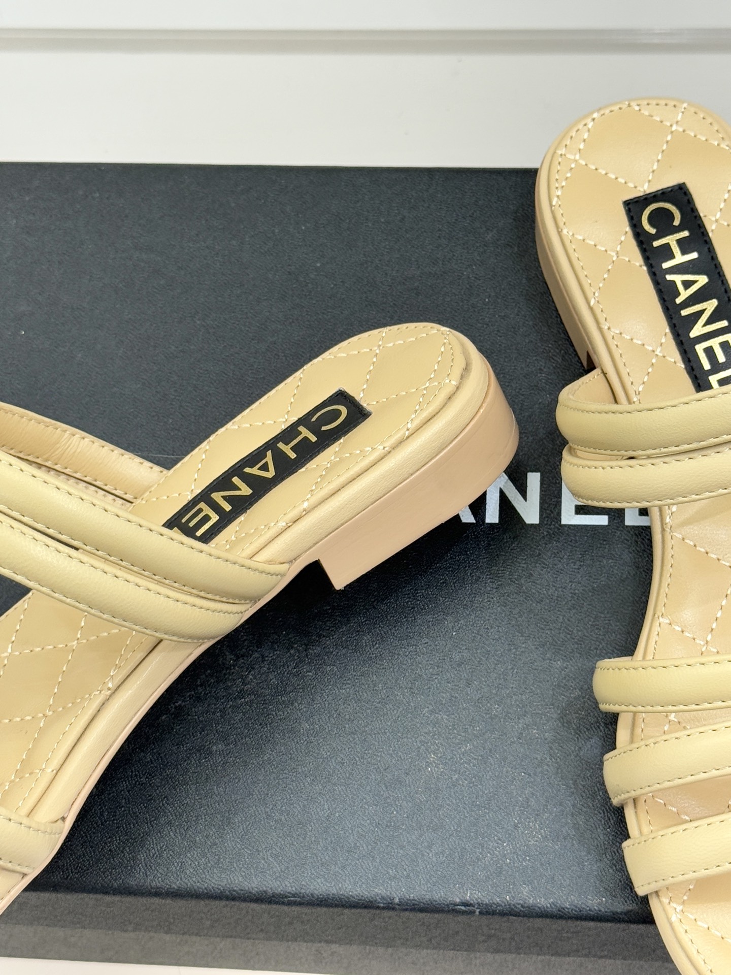 CHANE*｜小香26C早春新品双C细带拖鞋凝萃法式奢雅与早春松弛感以经典标识焕新慵懒格调三种跟高精准适