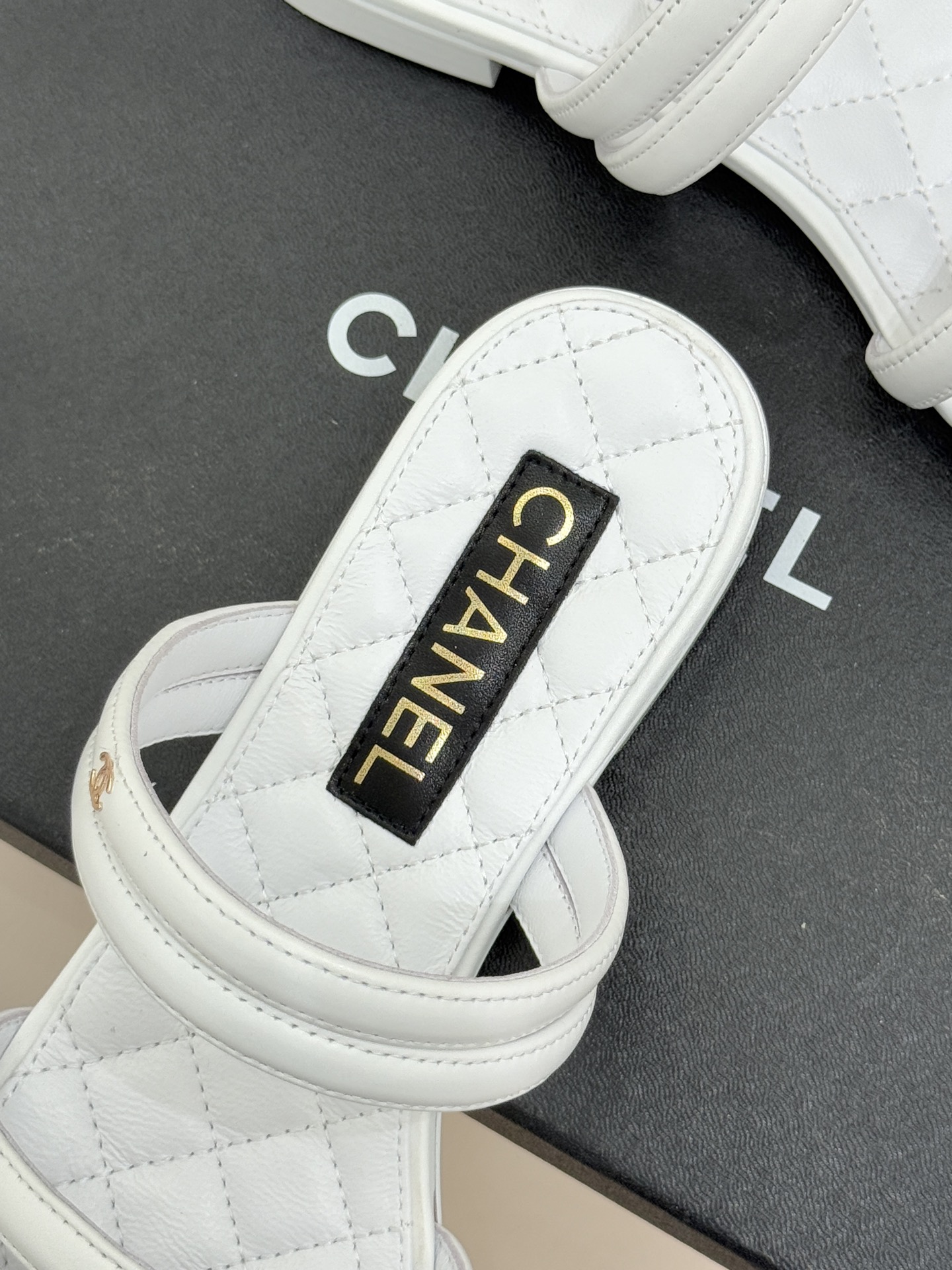 CHANE*｜小香26C早春新品双C细带拖鞋凝萃法式奢雅与早春松弛感以经典标识焕新慵懒格调三种跟高精准适