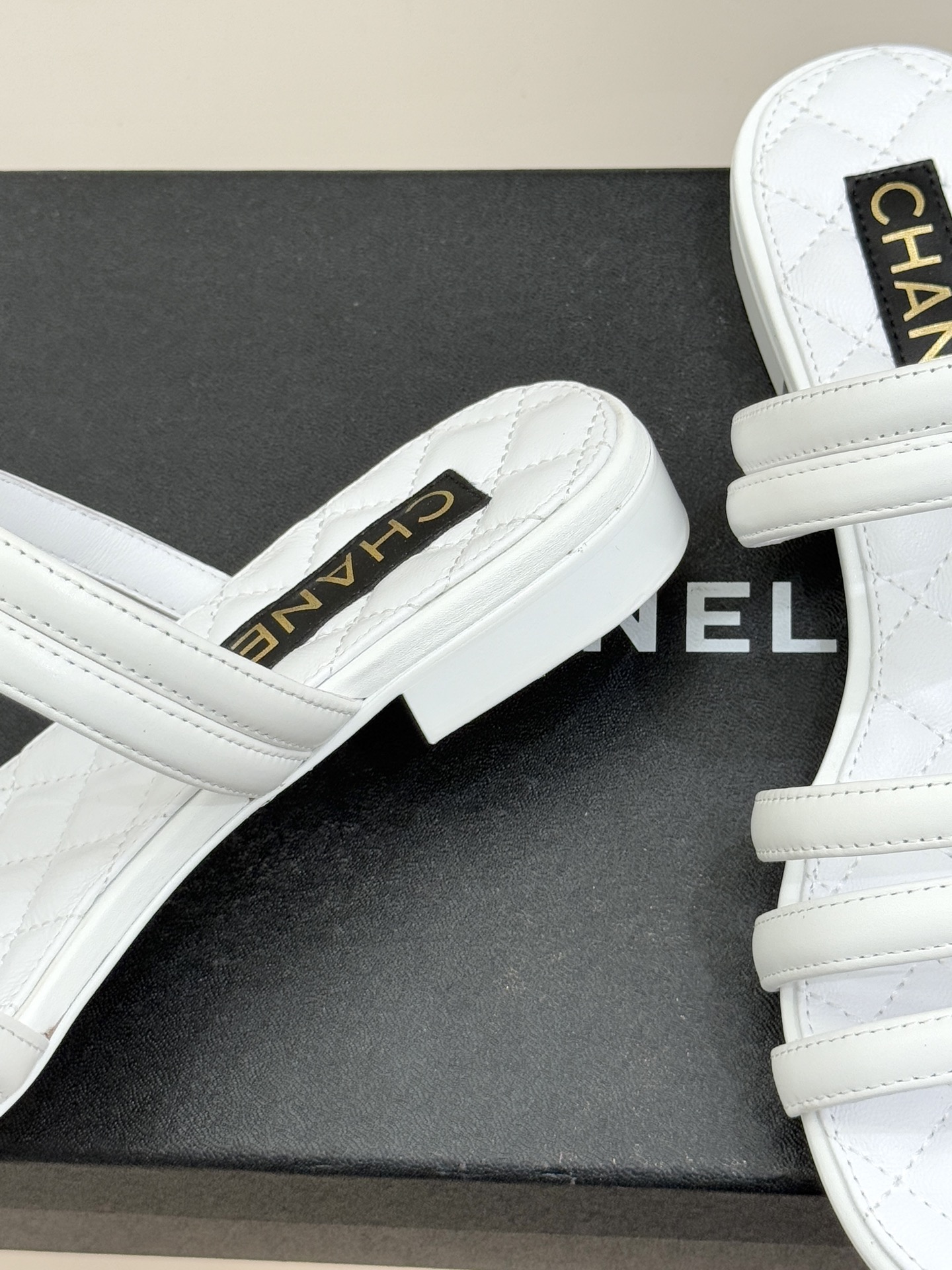 CHANE*｜小香26C早春新品双C细带拖鞋凝萃法式奢雅与早春松弛感以经典标识焕新慵懒格调三种跟高精准适