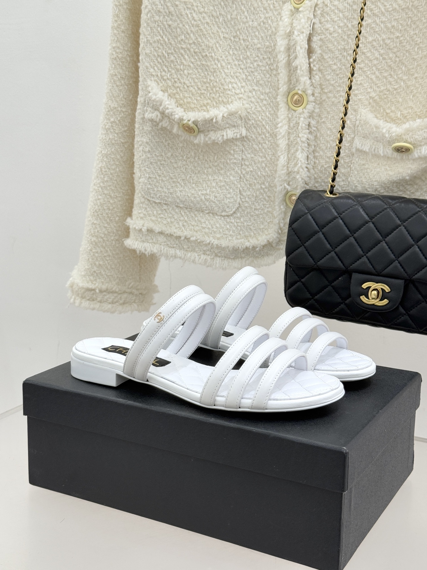 CHANE*｜小香26C早春新品双C细带拖鞋凝萃法式奢雅与早春松弛感以经典标识焕新慵懒格调三种跟高精准适