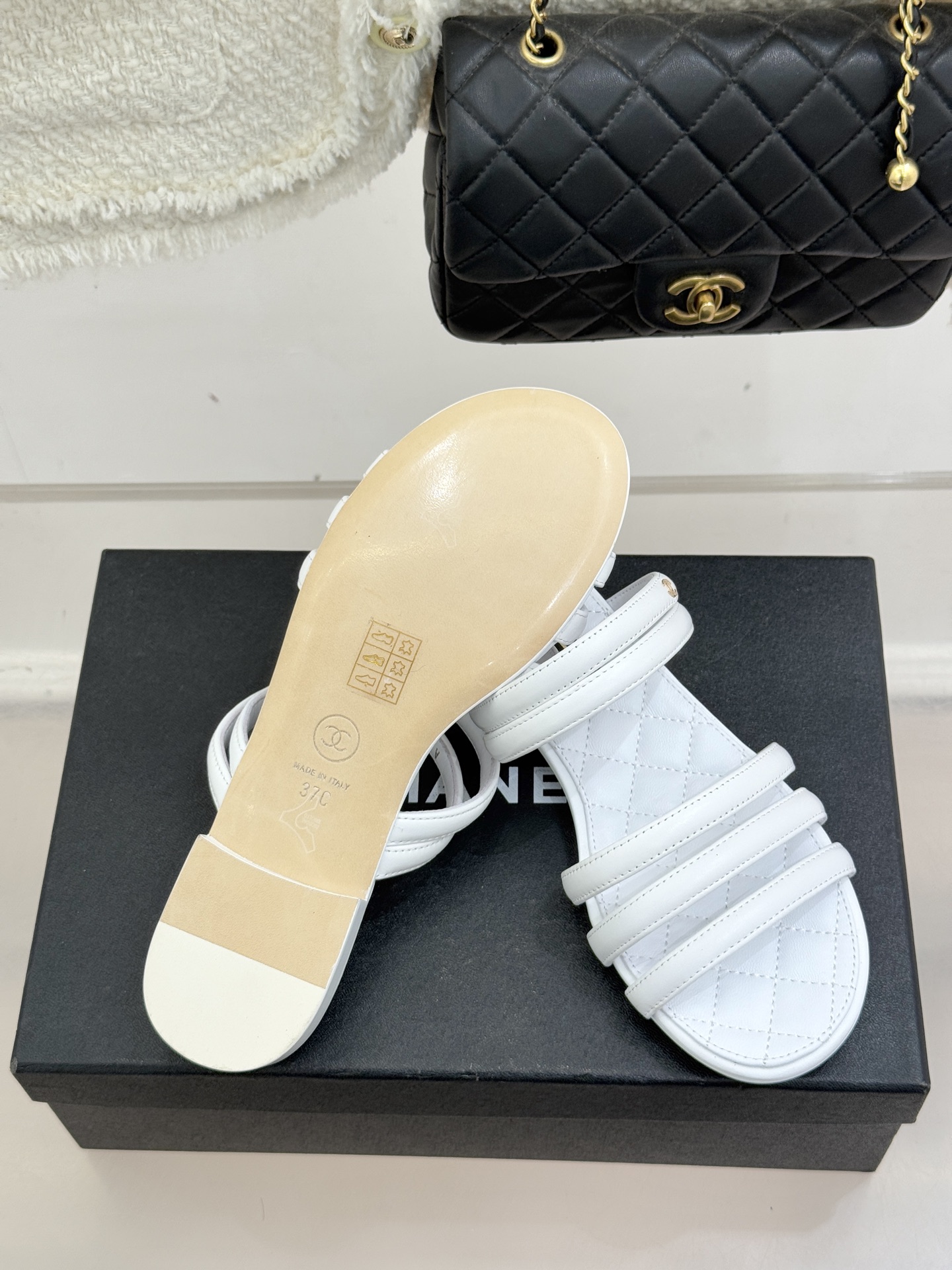 CHANE*｜小香26C早春新品双C细带拖鞋凝萃法式奢雅与早春松弛感以经典标识焕新慵懒格调三种跟高精准适