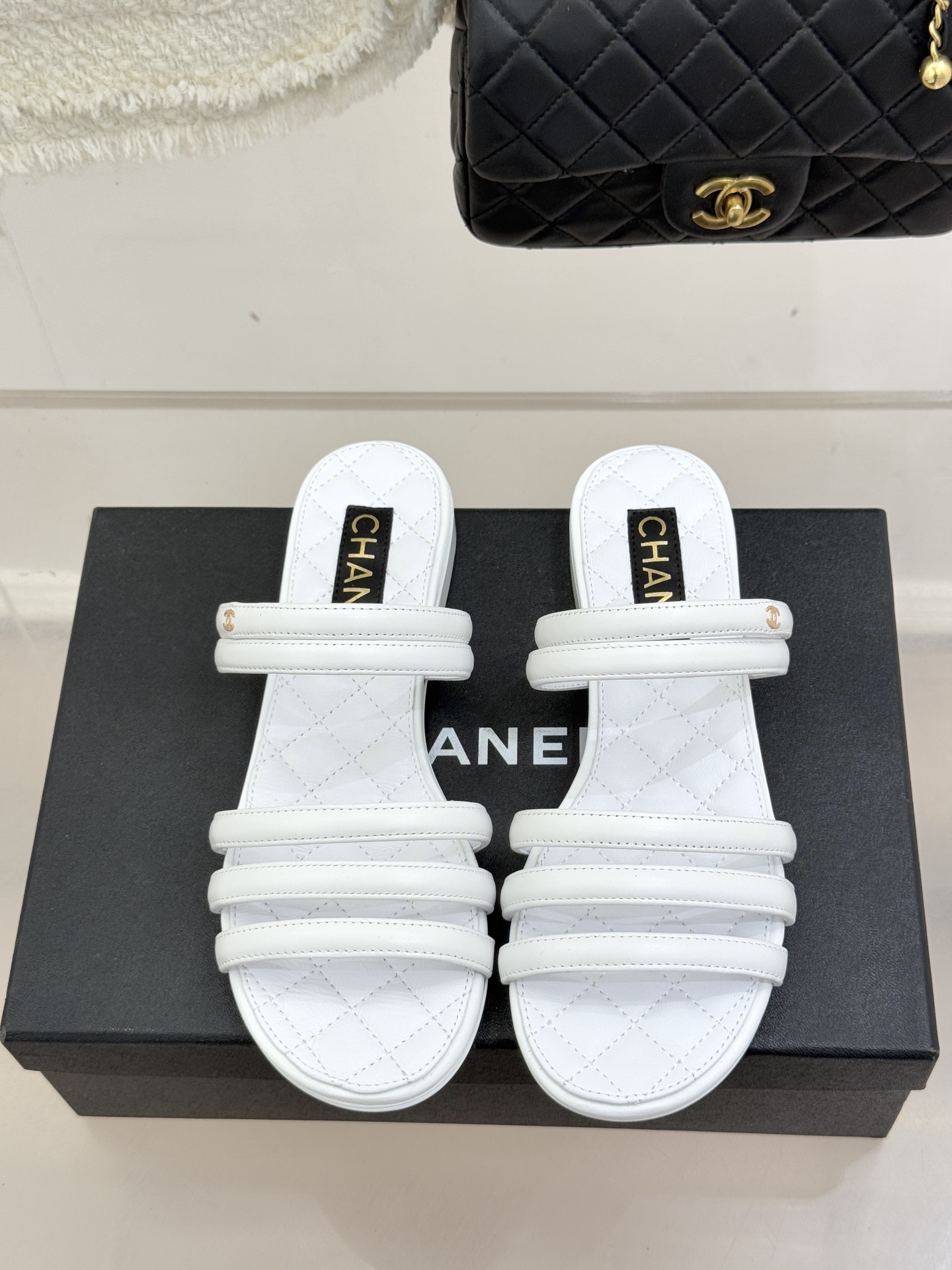 CHANE*｜小香26C早春新品双C细带拖鞋凝萃法式奢雅与早春松弛感以经典标识焕新慵懒格调三种跟高精准适