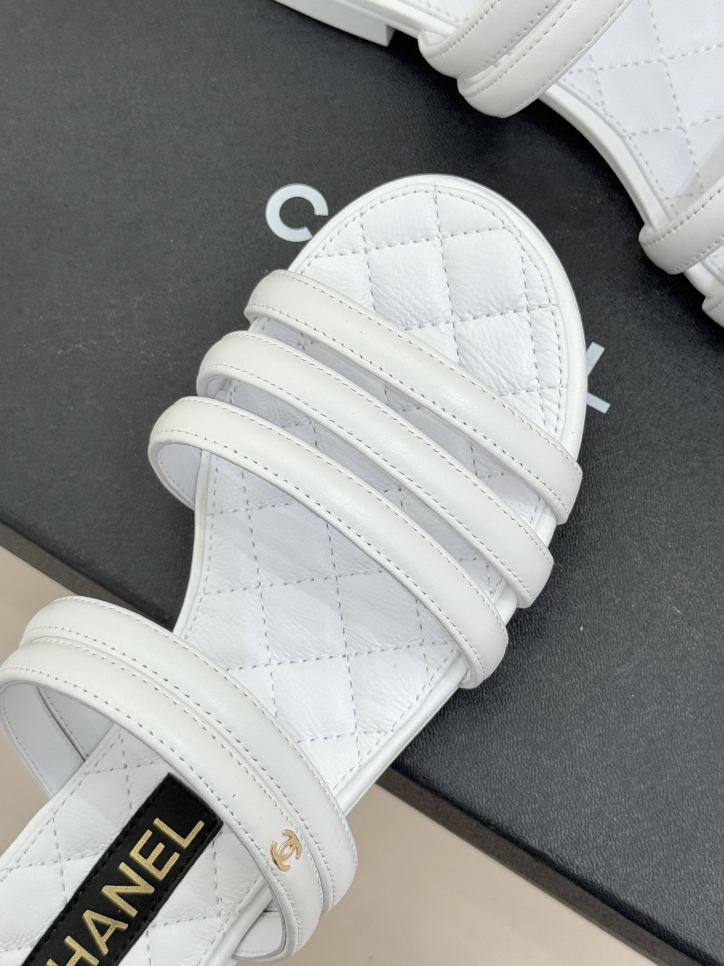 CHANE*｜小香26C早春新品双C细带拖鞋凝萃法式奢雅与早春松弛感以经典标识焕新慵懒格调三种跟高精准适