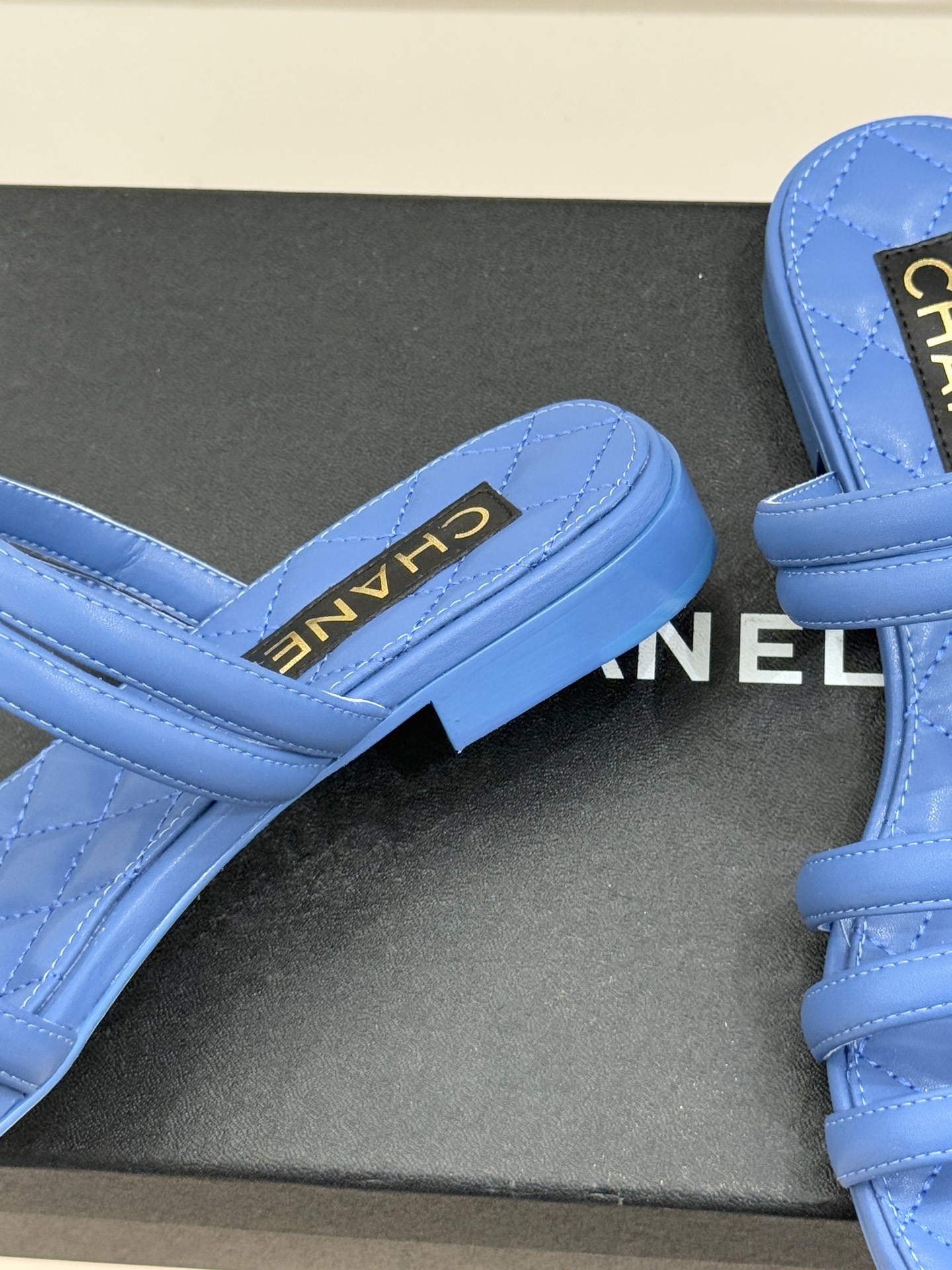 CHANE*｜小香26C早春新品双C细带拖鞋凝萃法式奢雅与早春松弛感以经典标识焕新慵懒格调三种跟高精准适