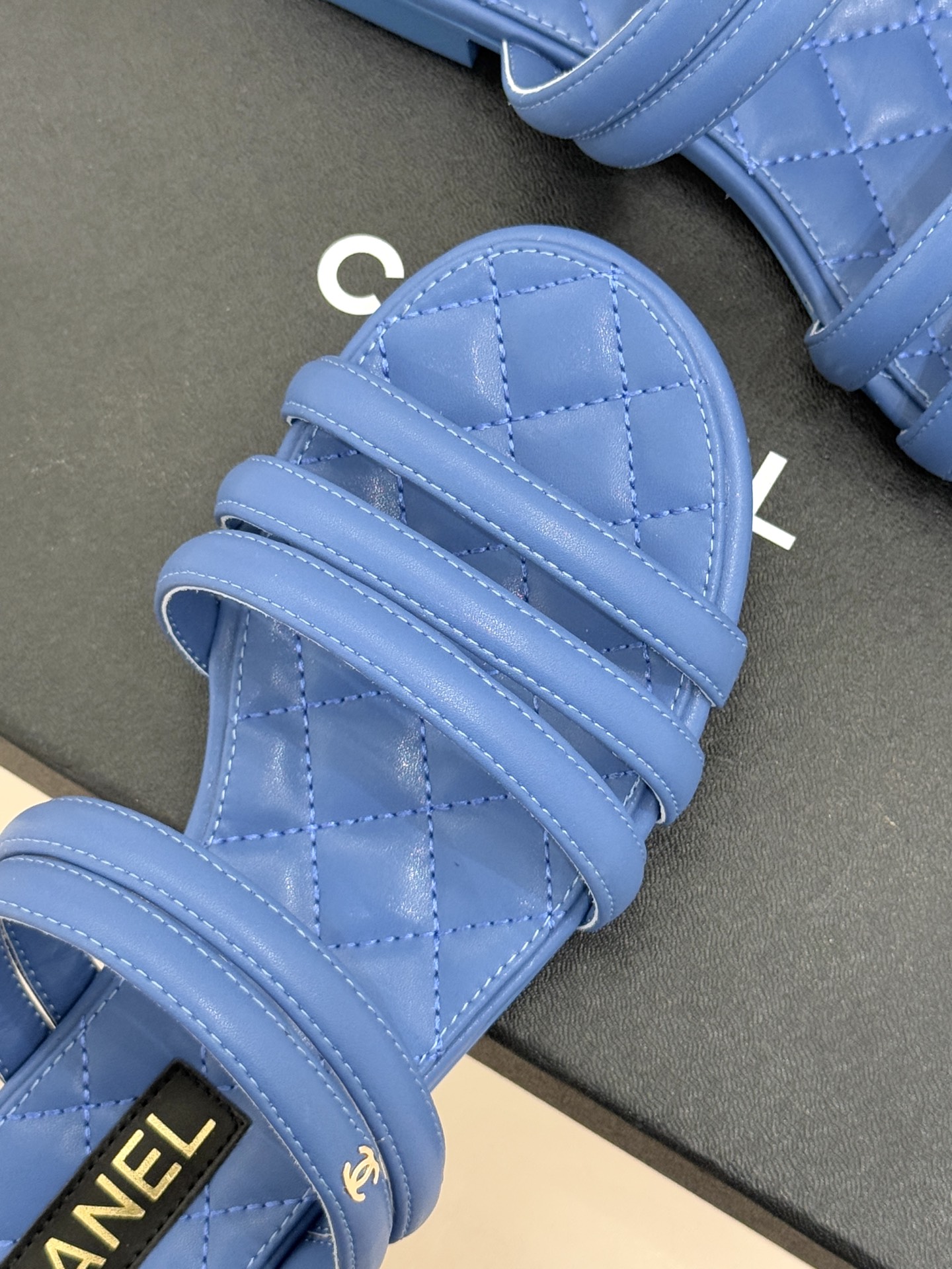 CHANE*｜小香26C早春新品双C细带拖鞋凝萃法式奢雅与早春松弛感以经典标识焕新慵懒格调三种跟高精准适