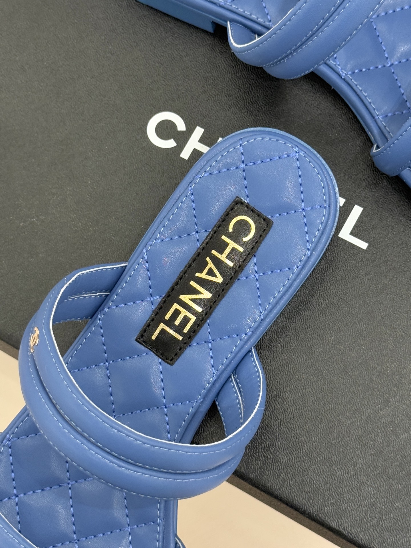 CHANE*｜小香26C早春新品双C细带拖鞋凝萃法式奢雅与早春松弛感以经典标识焕新慵懒格调三种跟高精准适