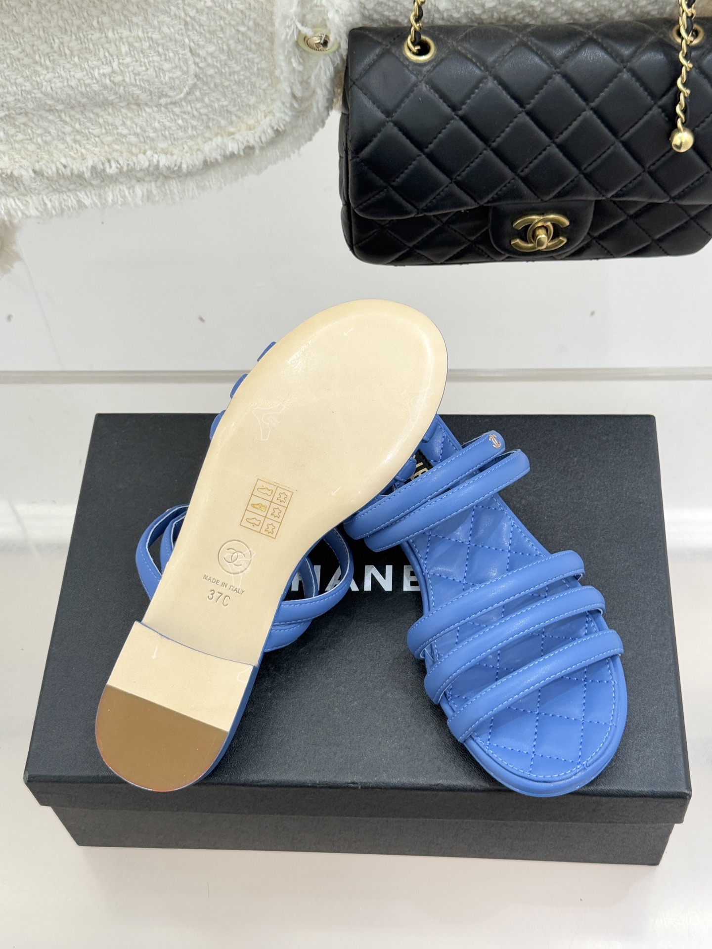 CHANE*｜小香26C早春新品双C细带拖鞋凝萃法式奢雅与早春松弛感以经典标识焕新慵懒格调三种跟高精准适