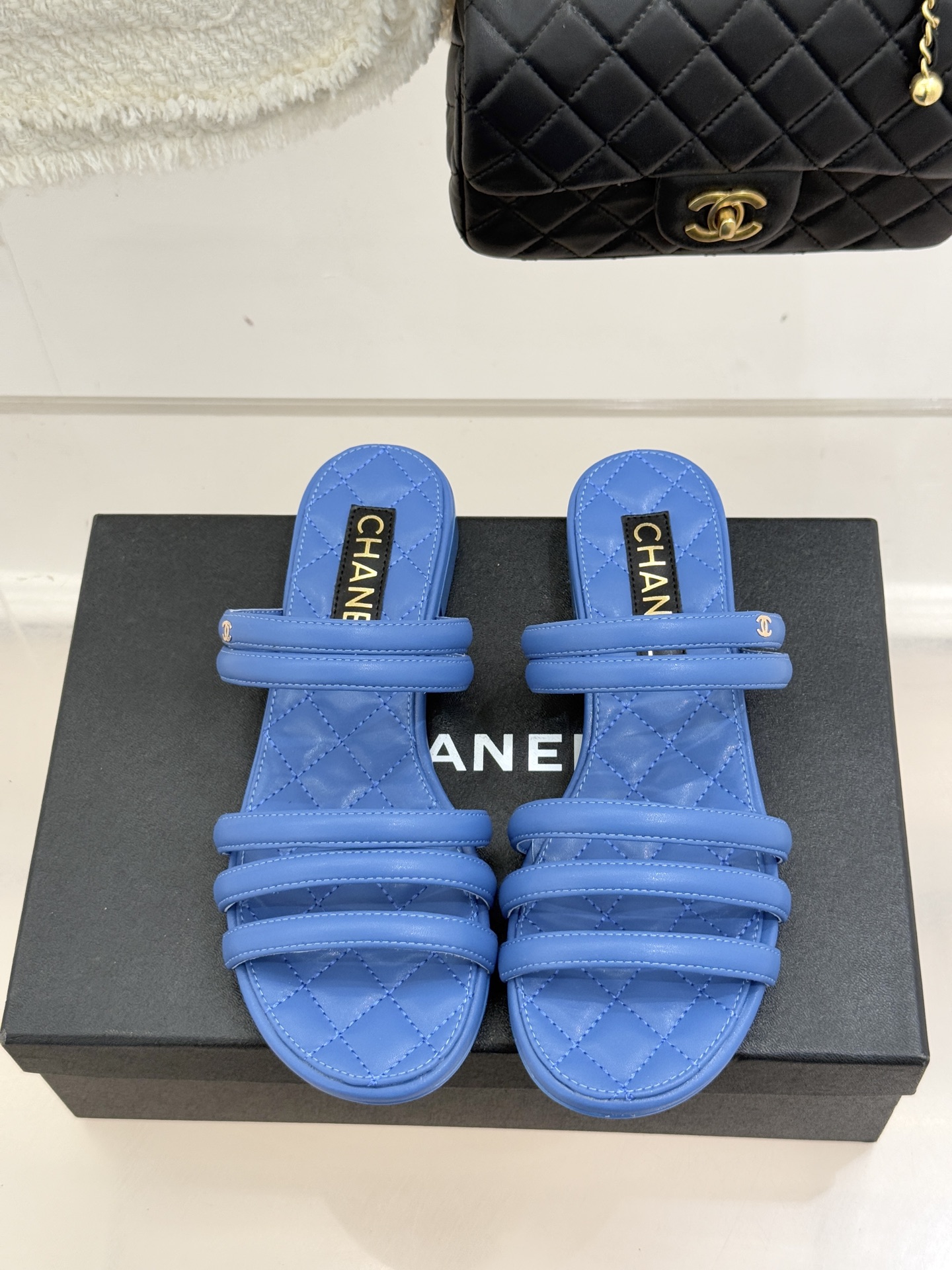 CHANE*｜小香26C早春新品双C细带拖鞋凝萃法式奢雅与早春松弛感以经典标识焕新慵懒格调三种跟高精准适