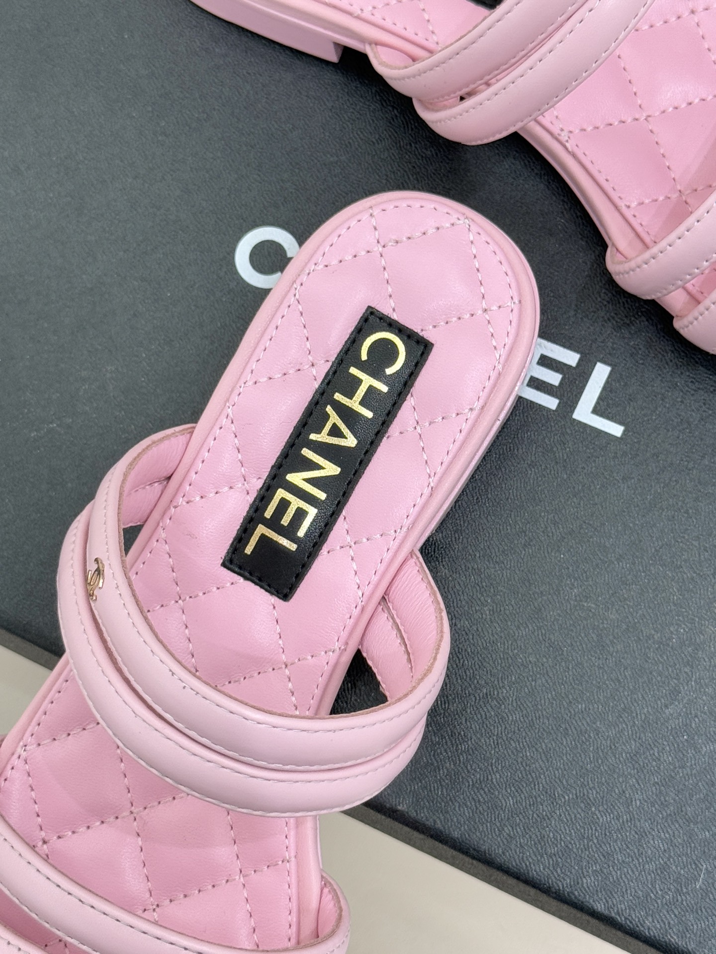 CHANE*｜小香26C早春新品双C细带拖鞋凝萃法式奢雅与早春松弛感以经典标识焕新慵懒格调三种跟高精准适