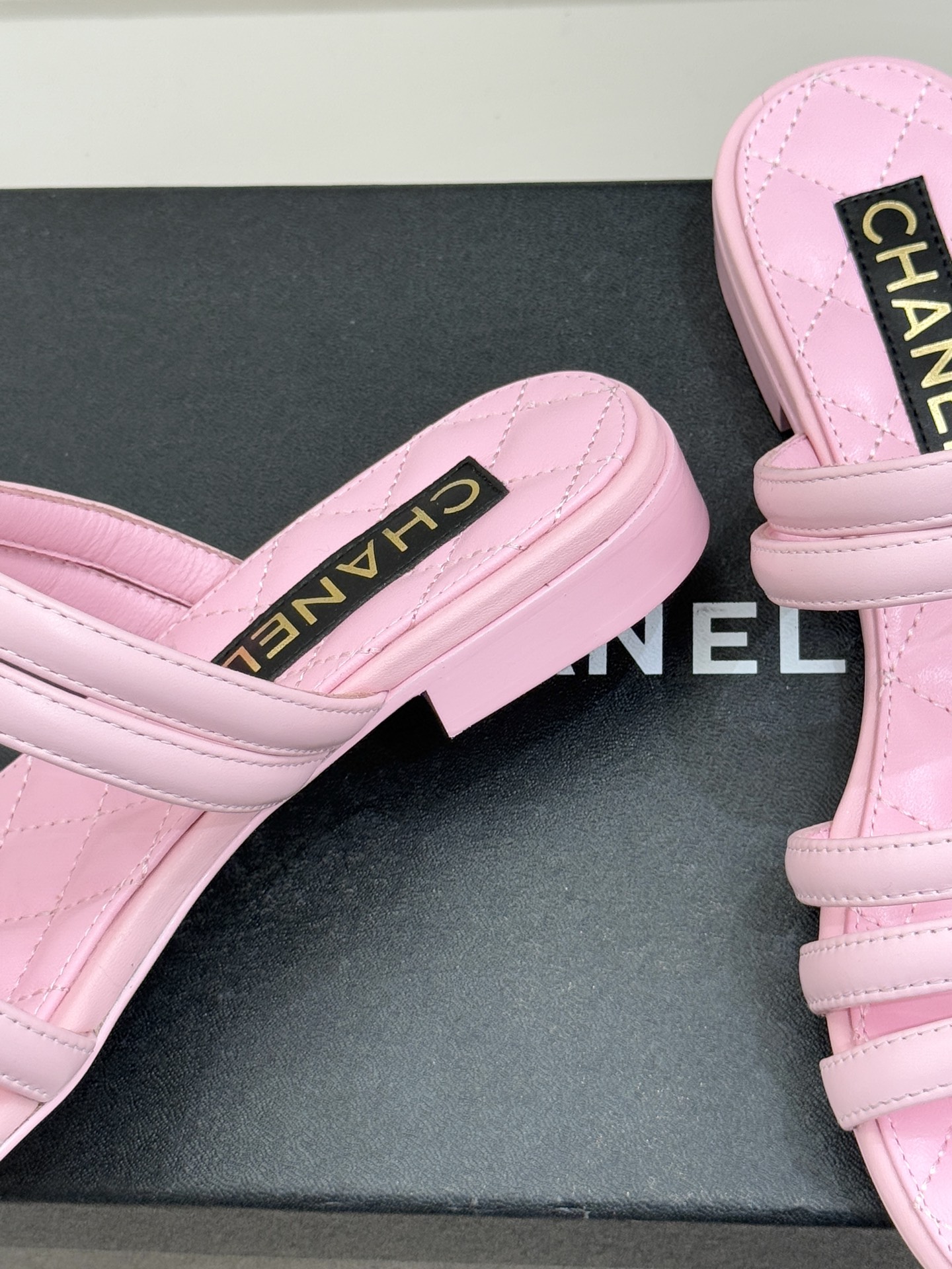 CHANE*｜小香26C早春新品双C细带拖鞋凝萃法式奢雅与早春松弛感以经典标识焕新慵懒格调三种跟高精准适