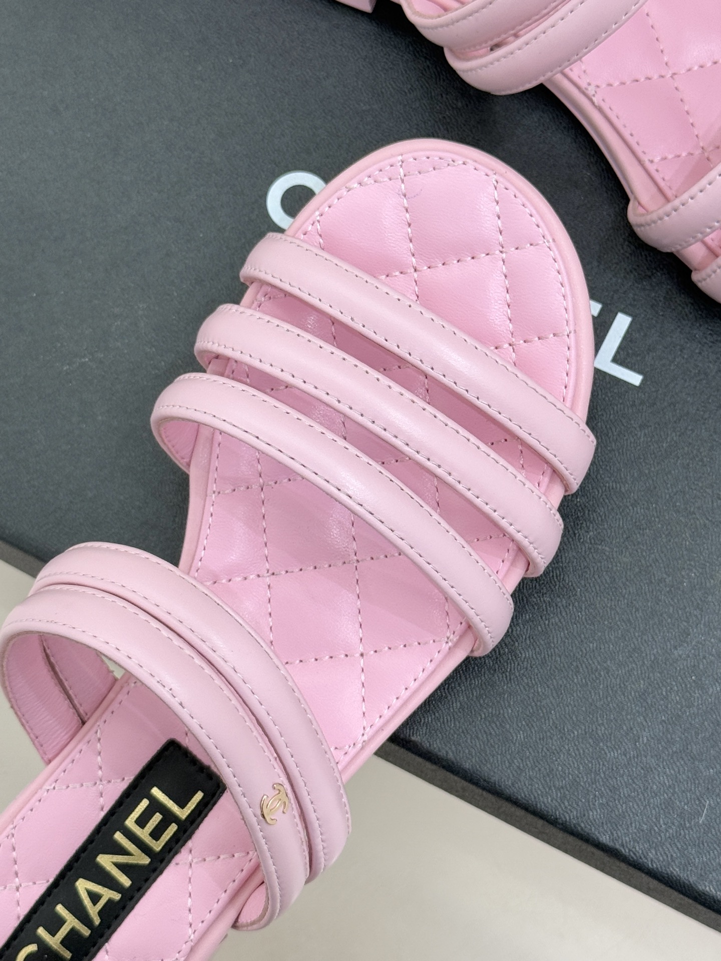 CHANE*｜小香26C早春新品双C细带拖鞋凝萃法式奢雅与早春松弛感以经典标识焕新慵懒格调三种跟高精准适