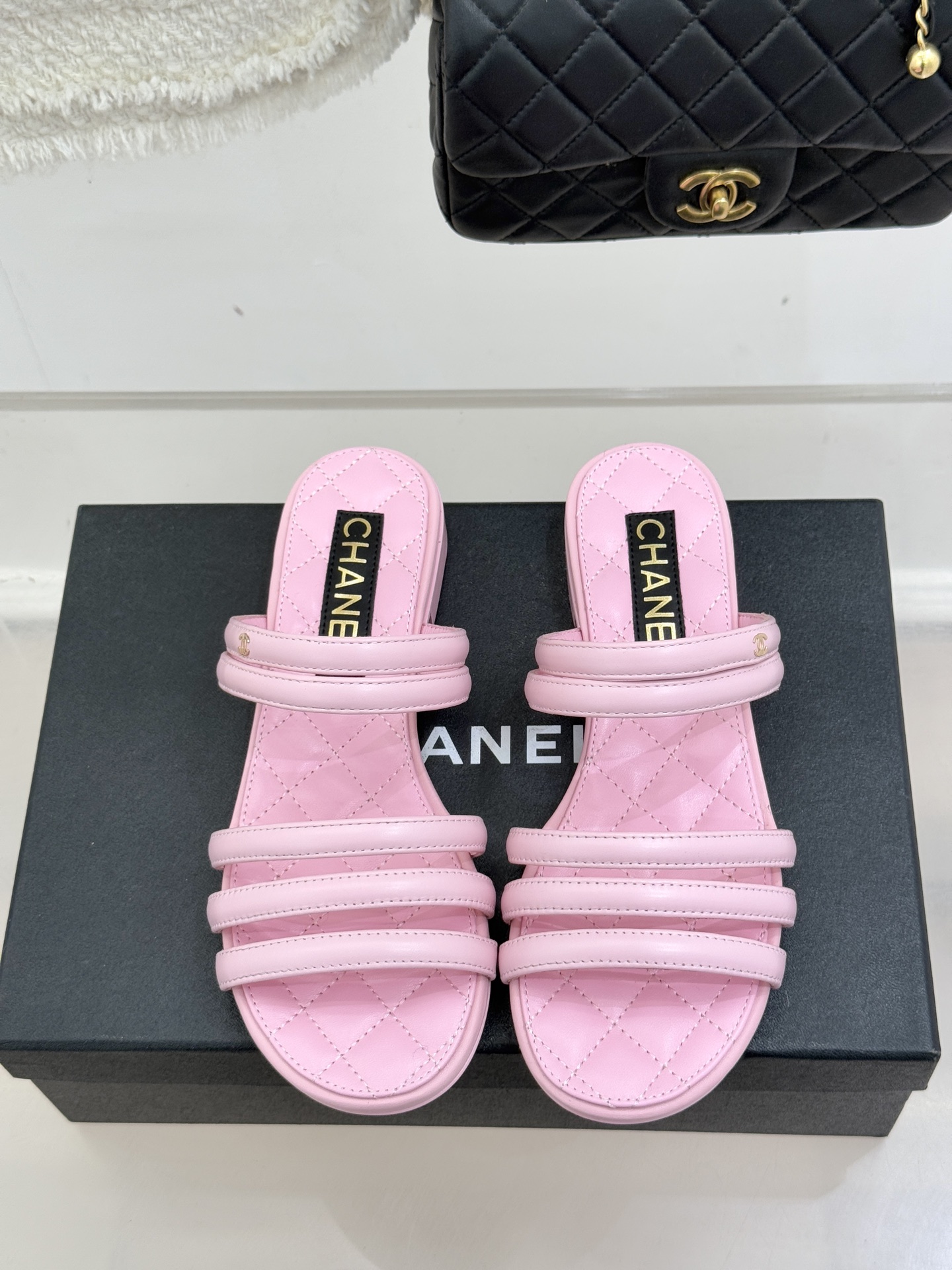 CHANE*｜小香26C早春新品双C细带拖鞋凝萃法式奢雅与早春松弛感以经典标识焕新慵懒格调三种跟高精准适