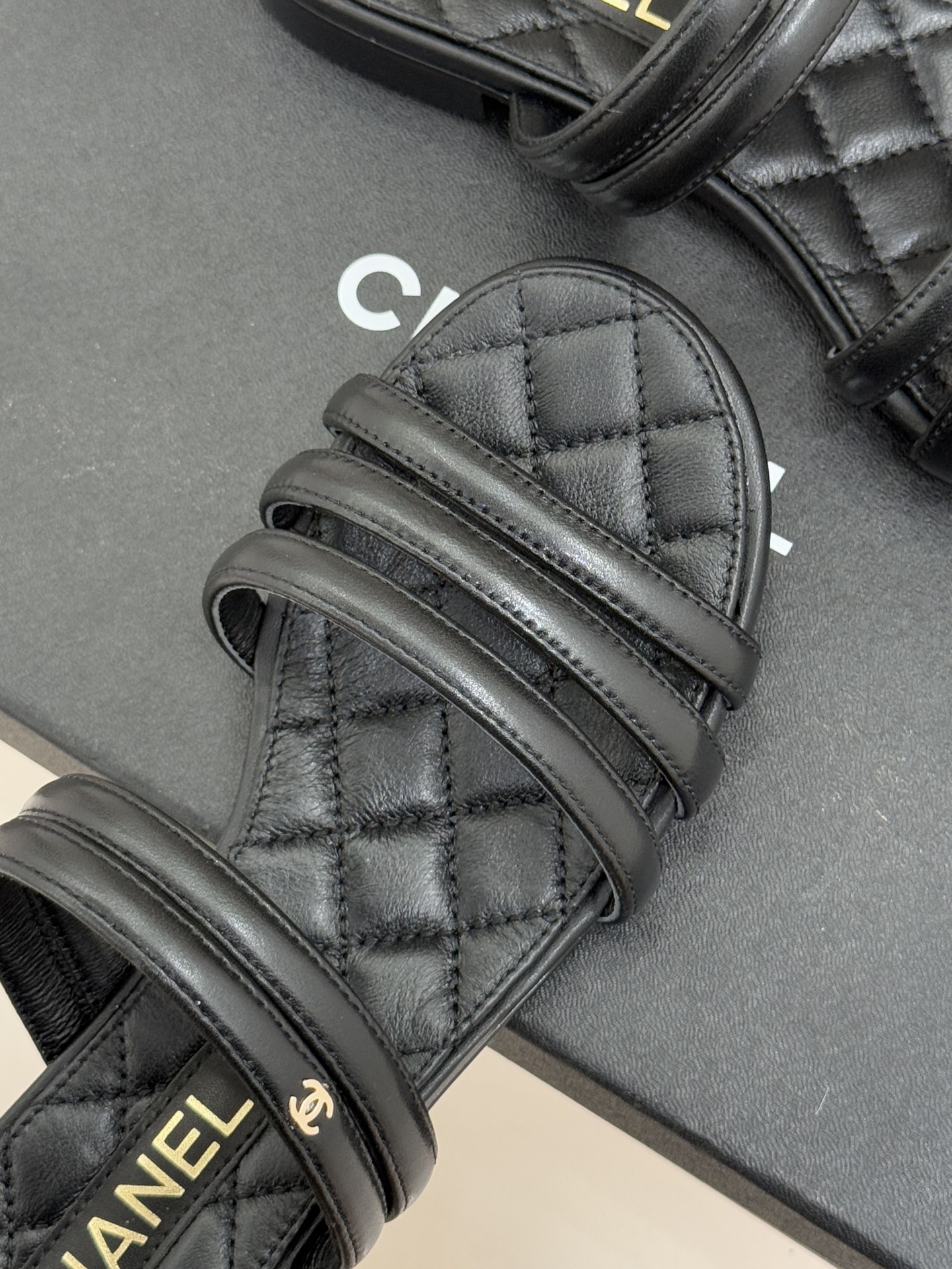 CHANE*｜小香26C早春新品双C细带拖鞋凝萃法式奢雅与早春松弛感以经典标识焕新慵懒格调三种跟高精准适