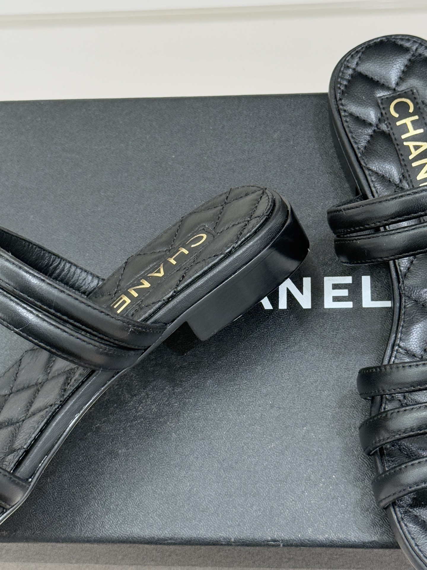 CHANE*｜小香26C早春新品双C细带拖鞋凝萃法式奢雅与早春松弛感以经典标识焕新慵懒格调三种跟高精准适