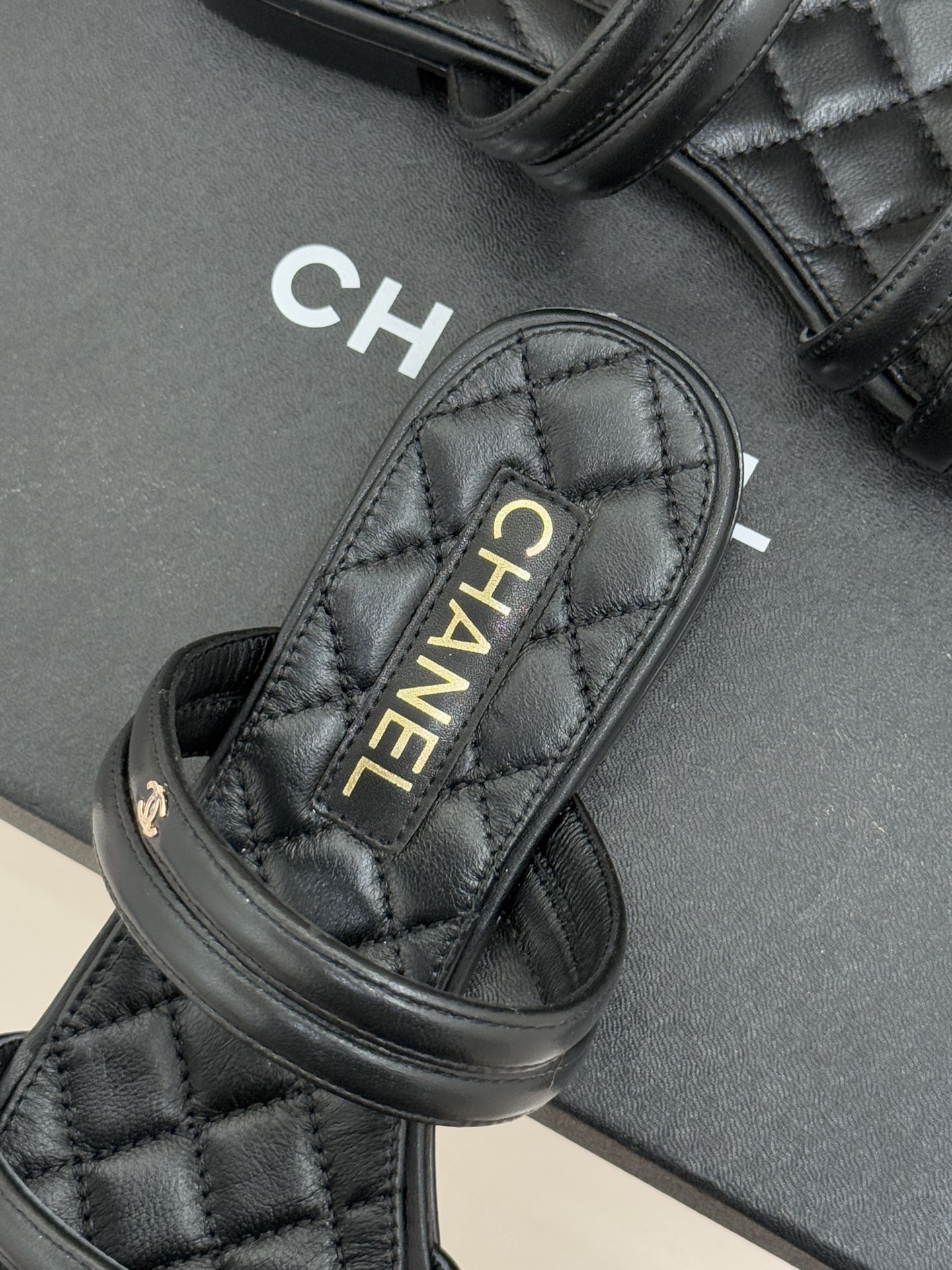 CHANE*｜小香26C早春新品双C细带拖鞋凝萃法式奢雅与早春松弛感以经典标识焕新慵懒格调三种跟高精准适