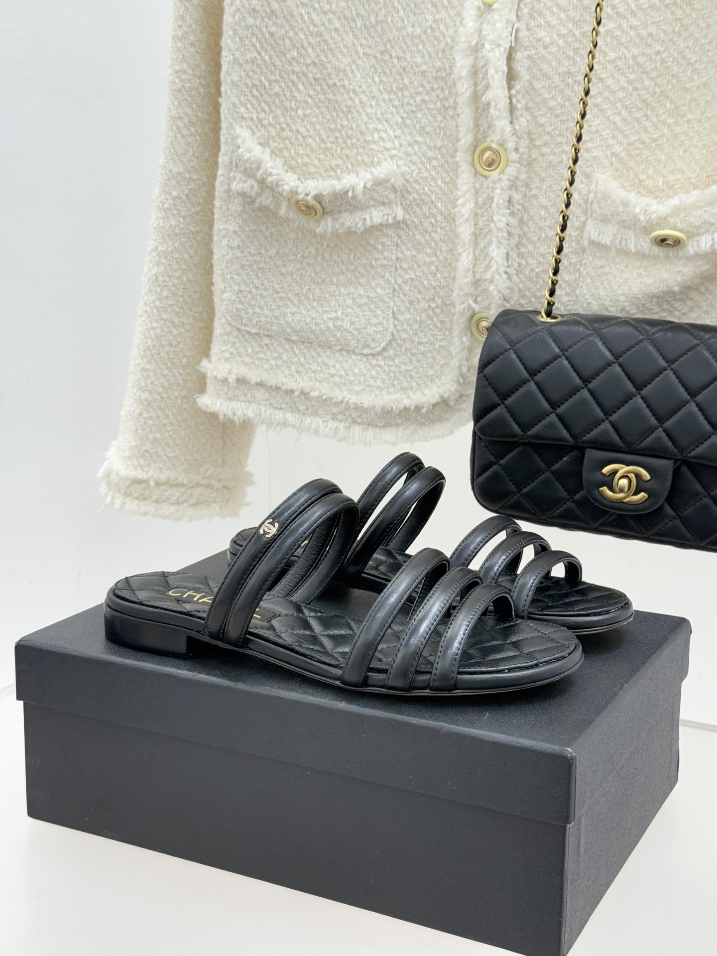 CHANE*｜小香26C早春新品双C细带拖鞋凝萃法式奢雅与早春松弛感以经典标识焕新慵懒格调三种跟高精准适