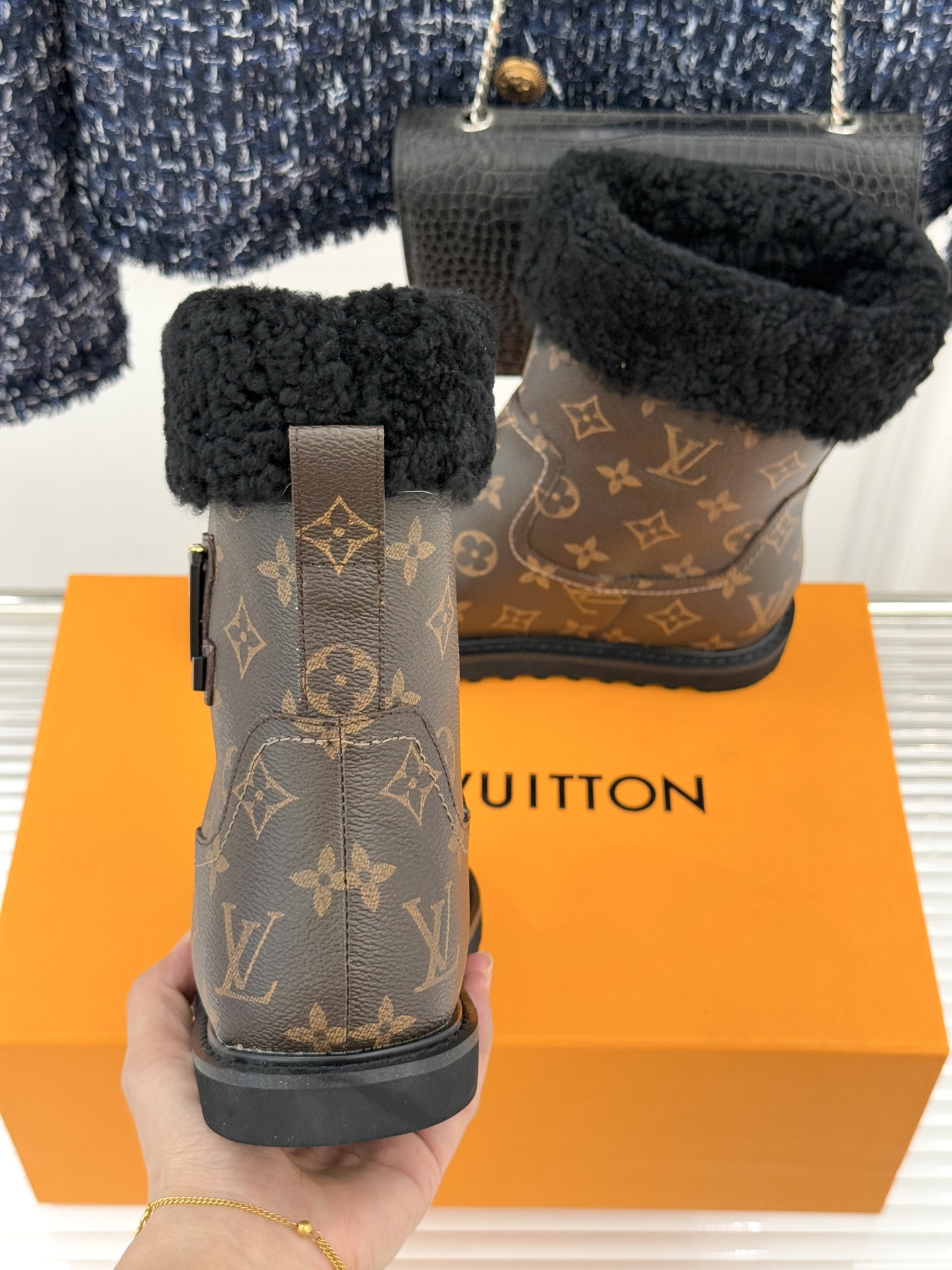 L*V 驴家经典秋冬翻毛金属扣雪地短靴以经典基因融合实用美学解锁冬日奢华暖意穿搭。甄选细腻翻毛面料勾勒靴