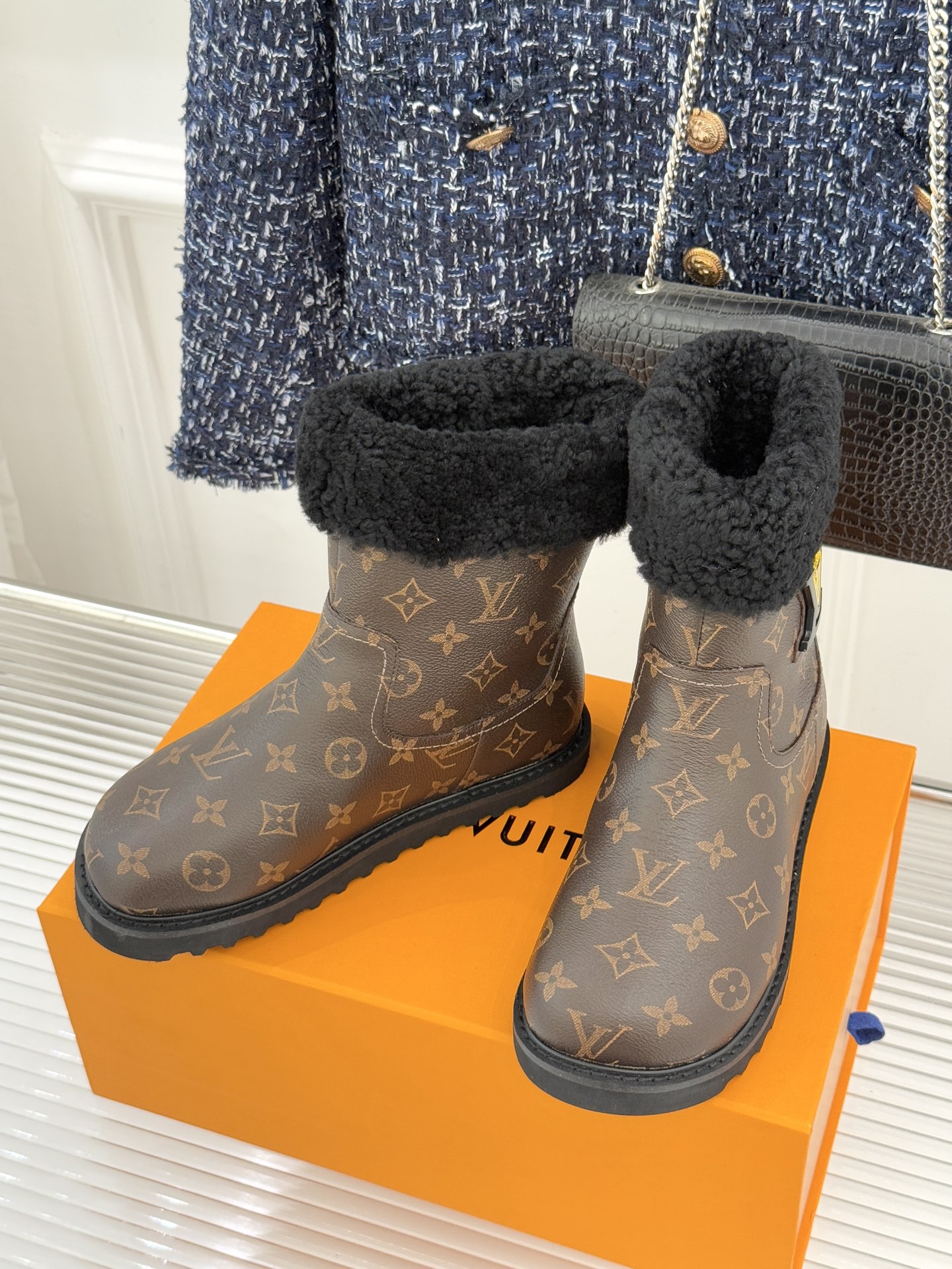 L*V 驴家经典秋冬翻毛金属扣雪地短靴以经典基因融合实用美学解锁冬日奢华暖意穿搭。甄选细腻翻毛面料勾勒靴