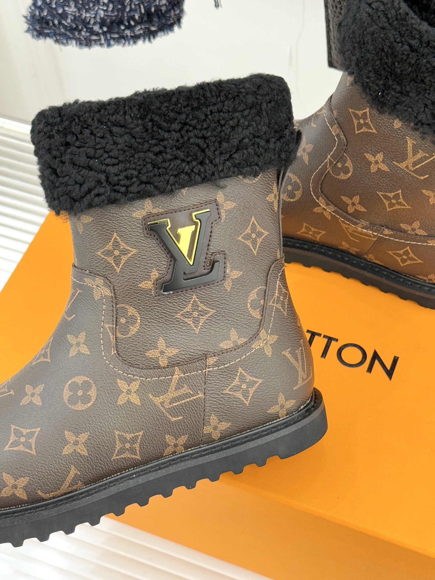 L*V 驴家经典秋冬翻毛金属扣雪地短靴以经典基因融合实用美学解锁冬日奢华暖意穿搭。甄选细腻翻毛面料勾勒靴