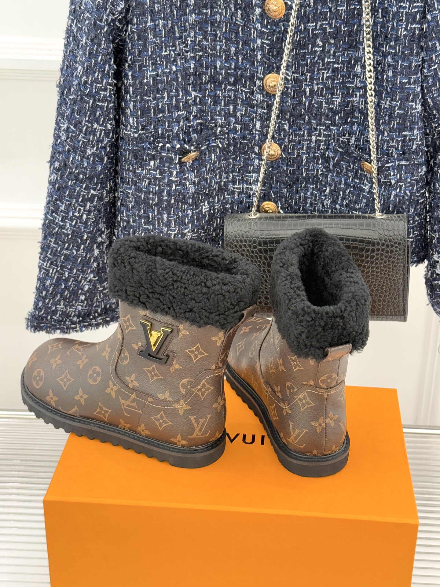 L*V 驴家经典秋冬翻毛金属扣雪地短靴以经典基因融合实用美学解锁冬日奢华暖意穿搭。甄选细腻翻毛面料勾勒靴