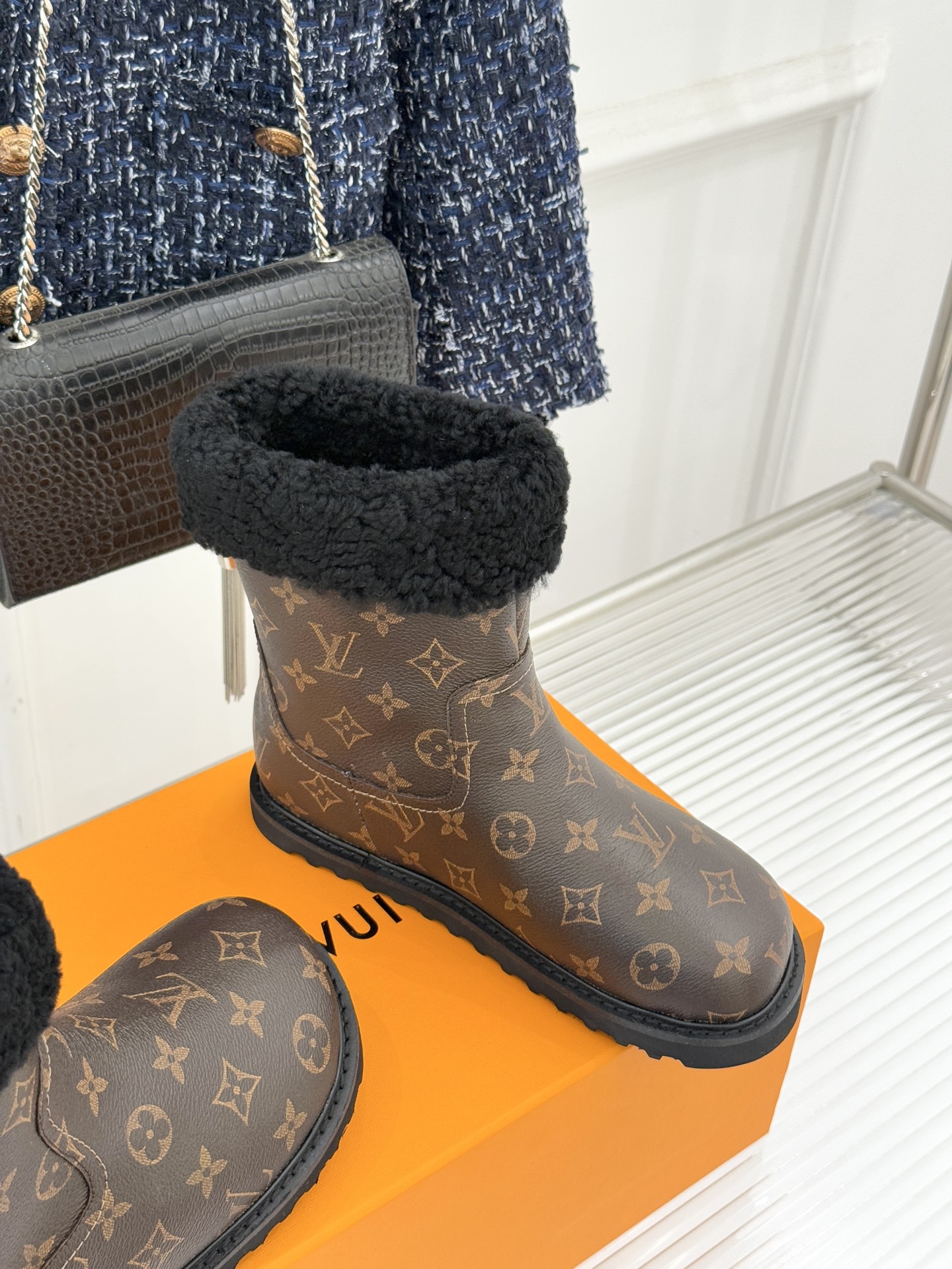 L*V 驴家经典秋冬翻毛金属扣雪地短靴以经典基因融合实用美学解锁冬日奢华暖意穿搭。甄选细腻翻毛面料勾勒靴