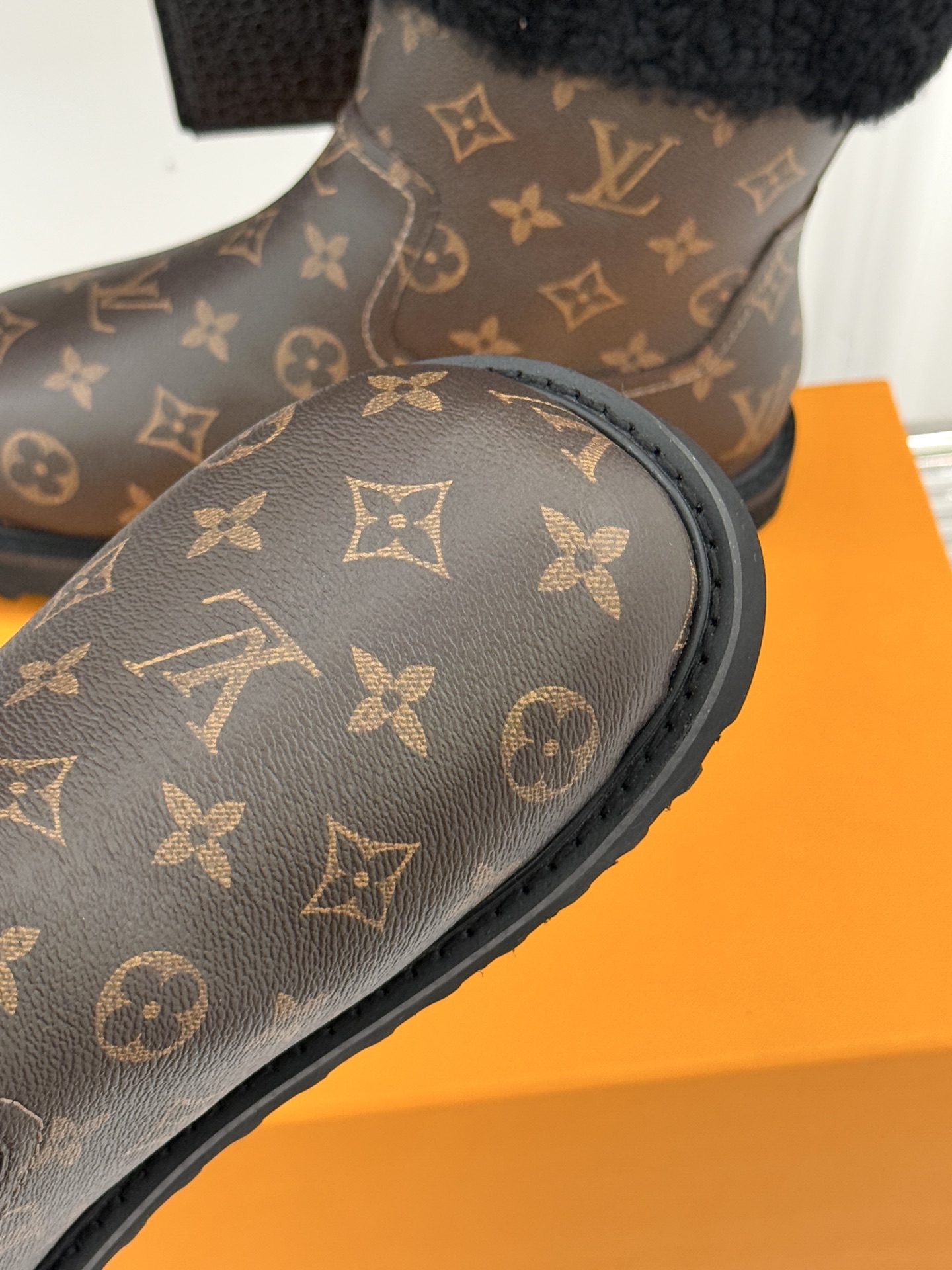 L*V 驴家经典秋冬翻毛金属扣雪地短靴以经典基因融合实用美学解锁冬日奢华暖意穿搭。甄选细腻翻毛面料勾勒靴